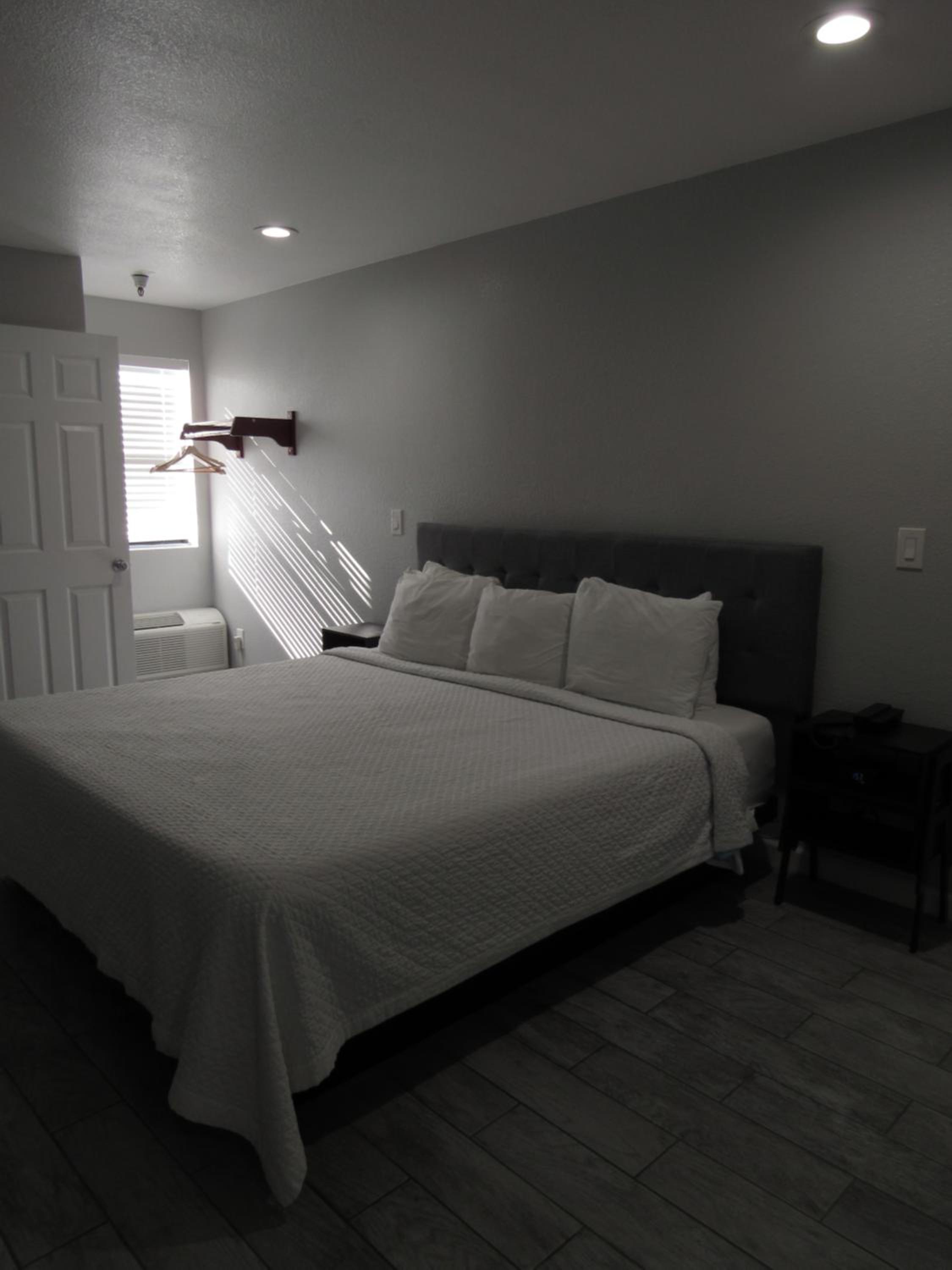 King Suite with Living Room - Non Smoking - Photo 3