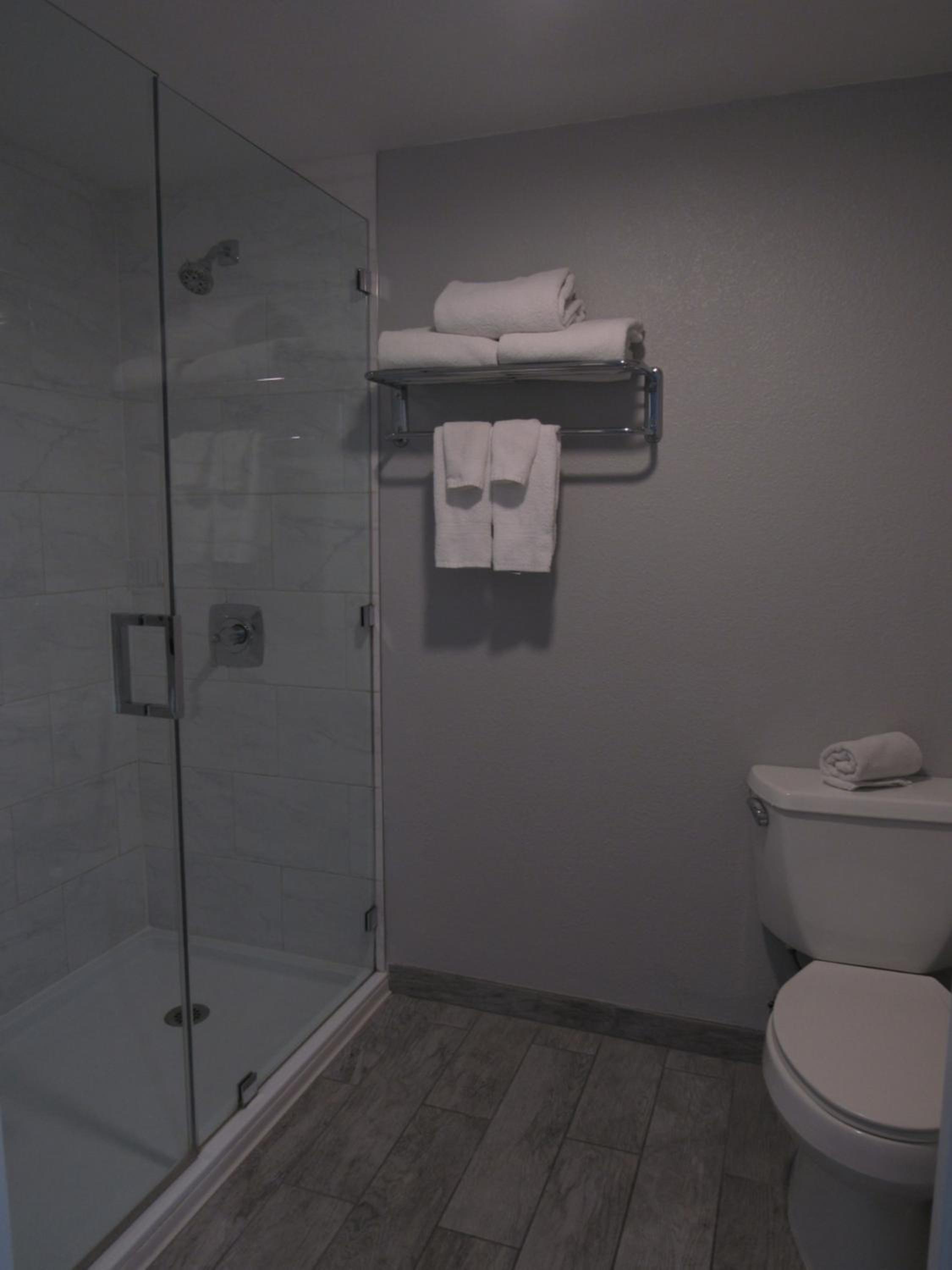 King Suite with Living Room - Non Smoking - Photo 2