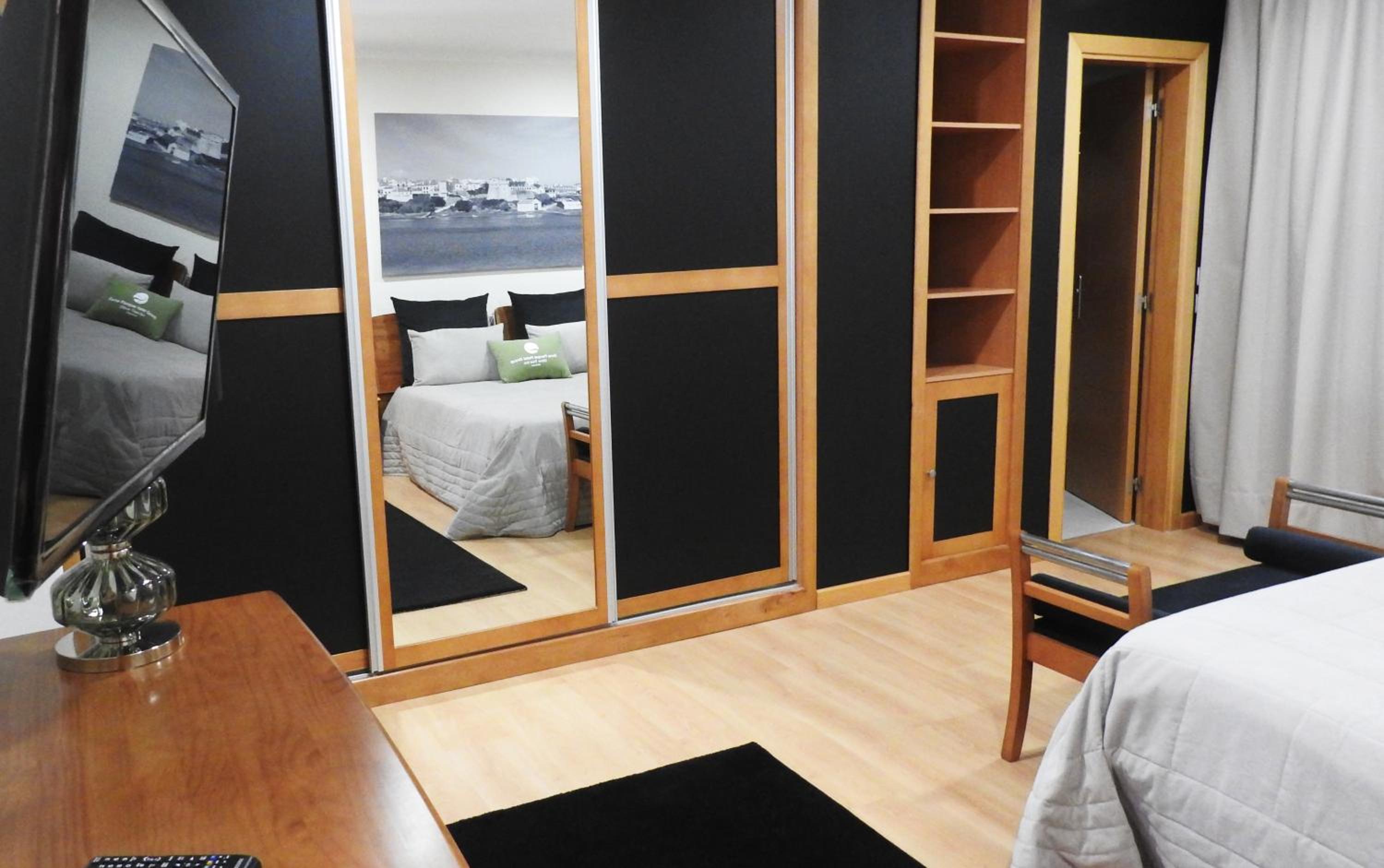 Standard Double Room - Photo 11