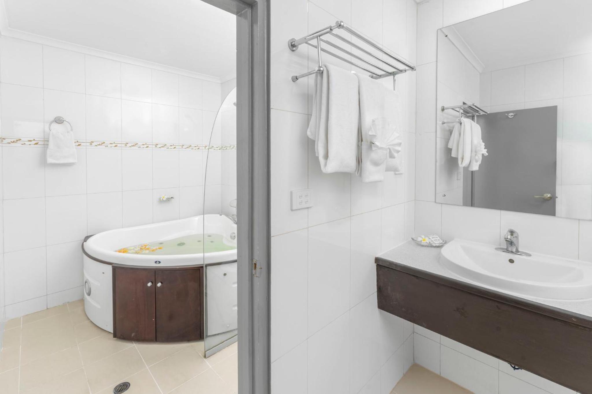 Deluxe Double Room (2 Adults + 1 Child) photo 3