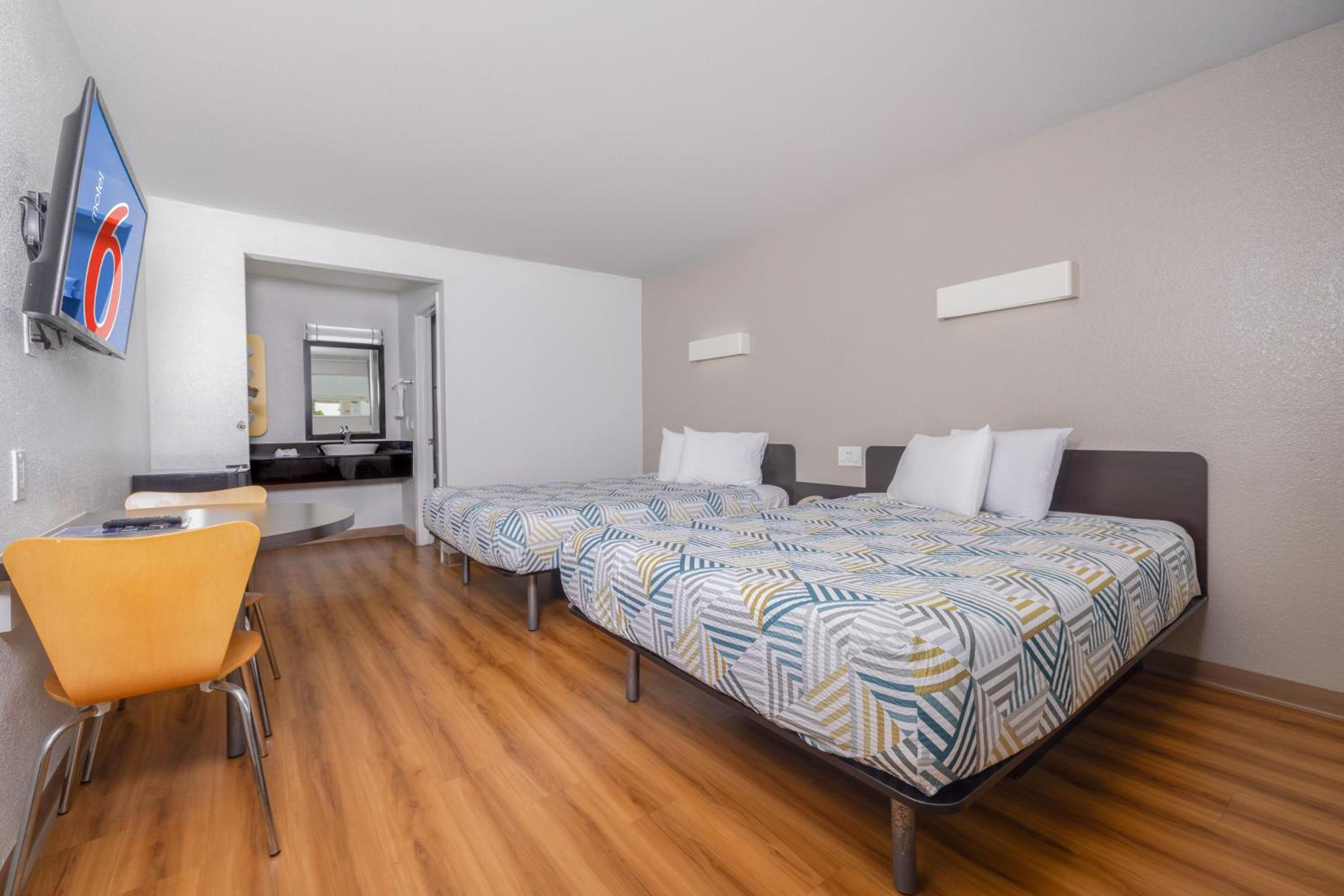 Deluxe Queen Room with Two Queen Beds photo 3