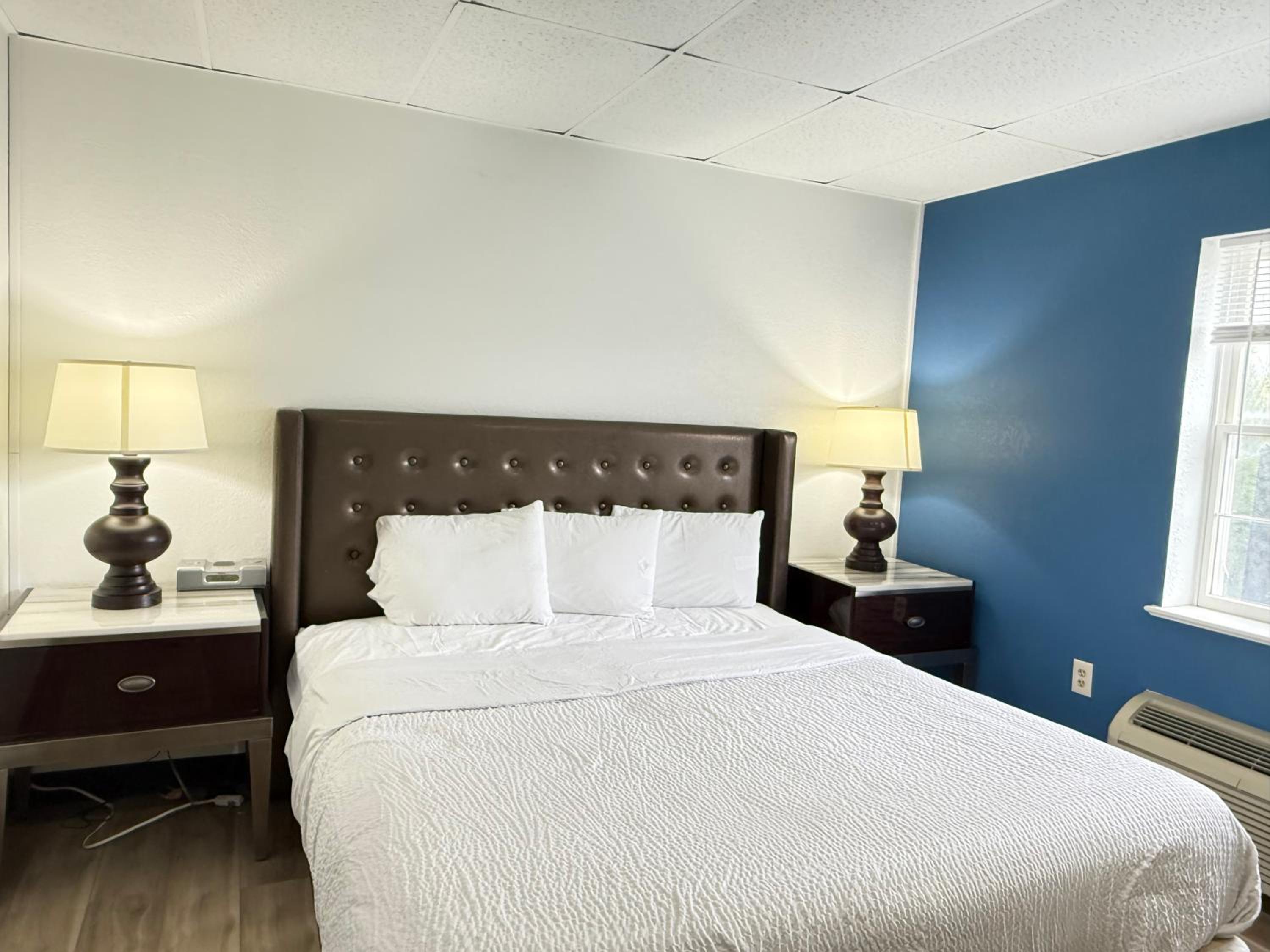 King Suite - Non-Smoking photo 2