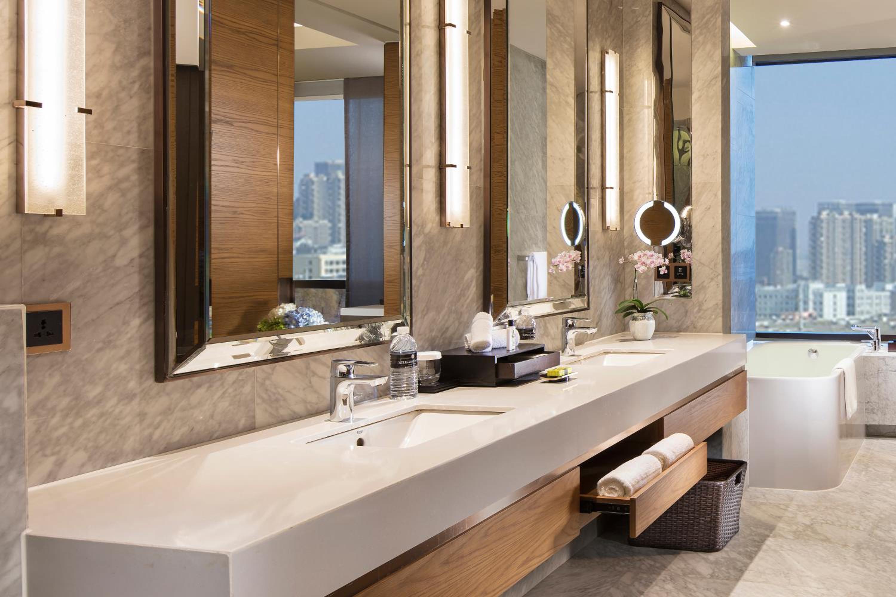 Classic Twin Room with City View