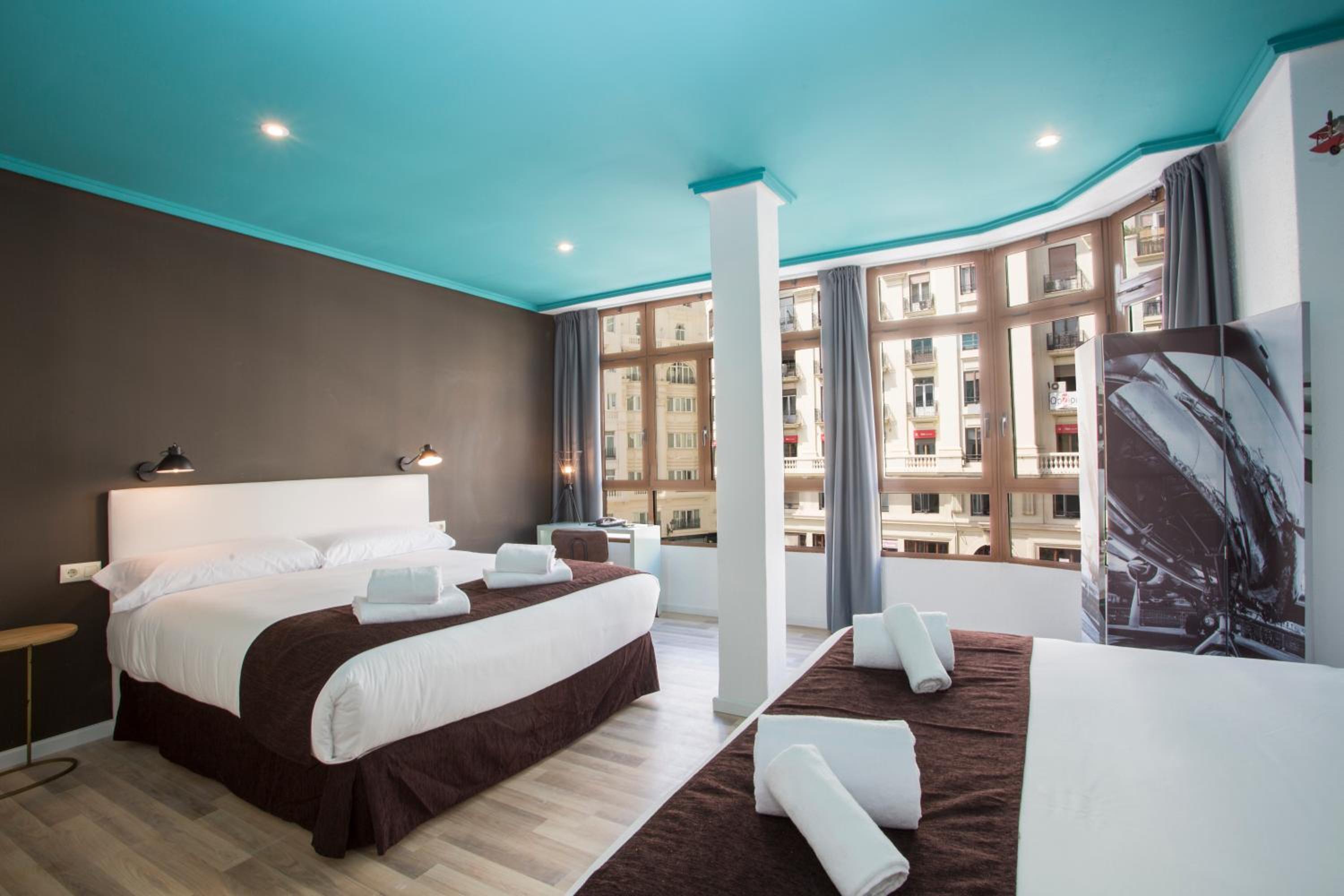 Quadruple Room thumbnail 5