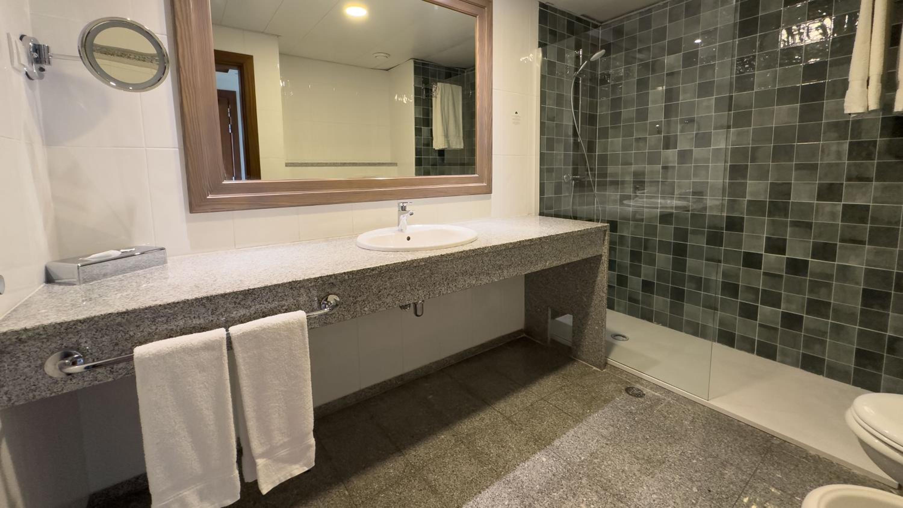 Standard Double Room with Two Single Beds and Single Sofa Bed thumbnail 6