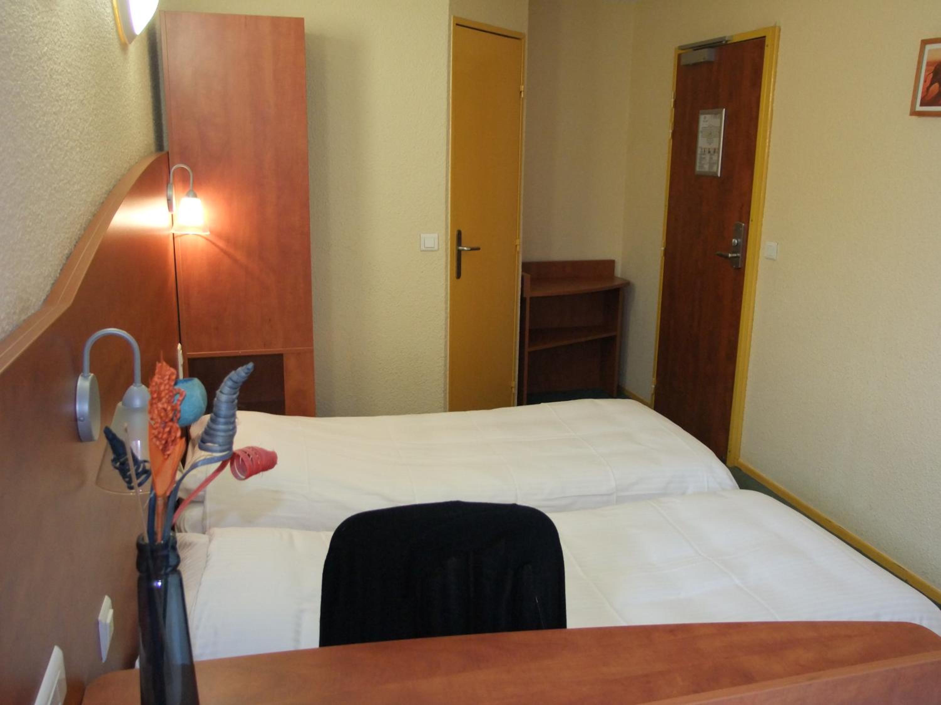 Triple Room (1 double bed and 1 simple bed) - Photo 6