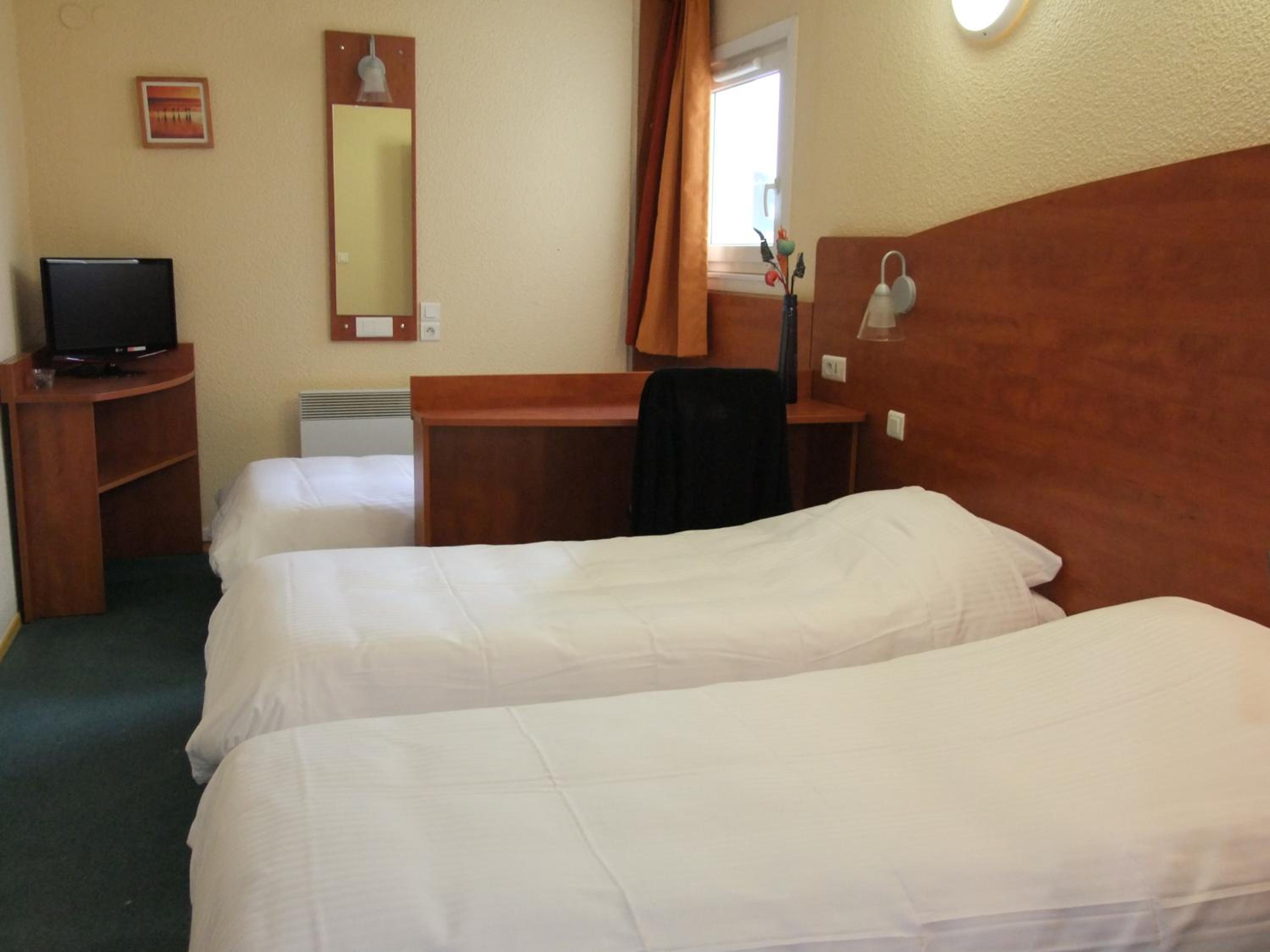 Triple Room (1 double bed and 1 simple bed) - Photo 7
