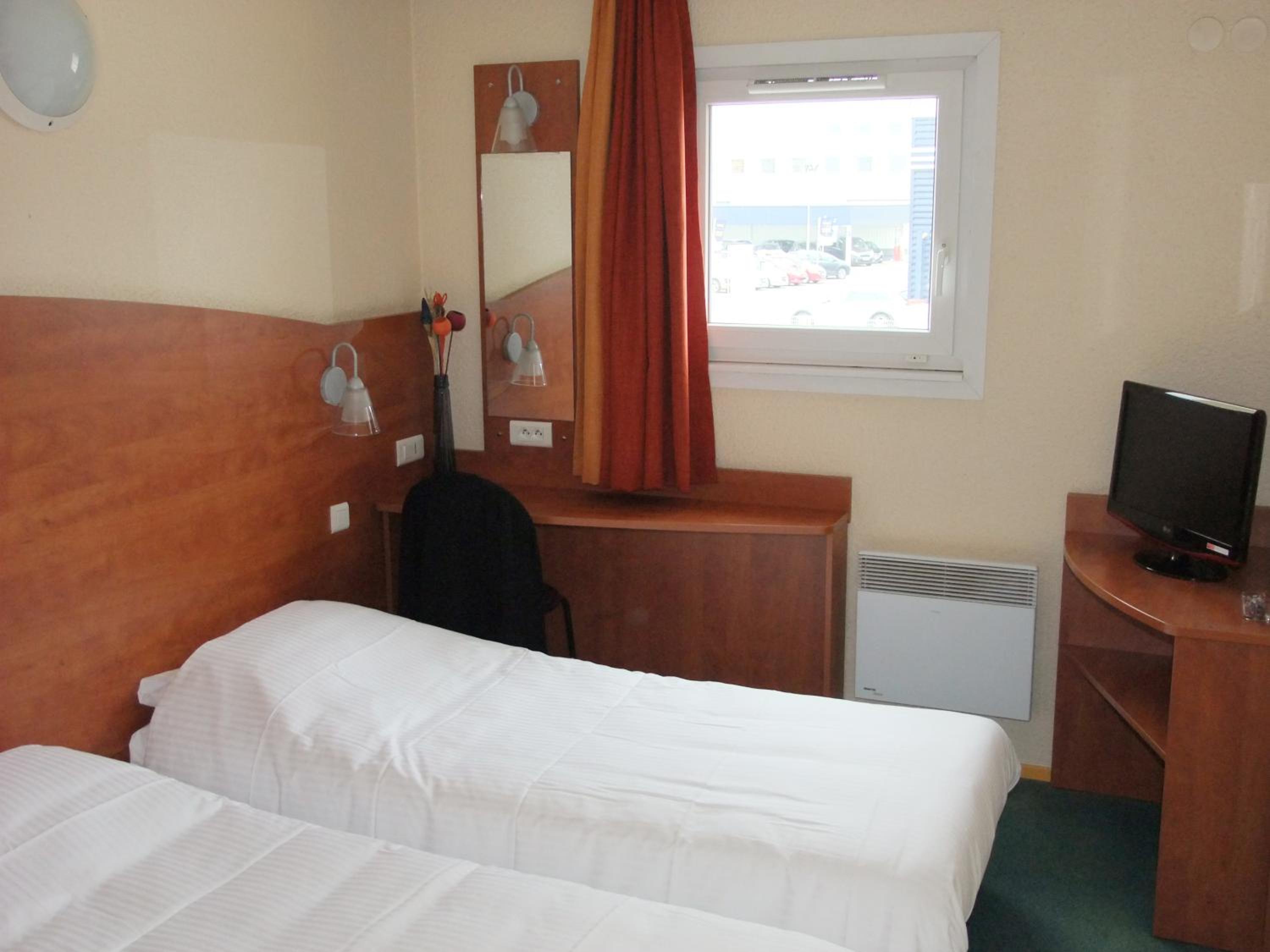 Twin Room - Photo 3