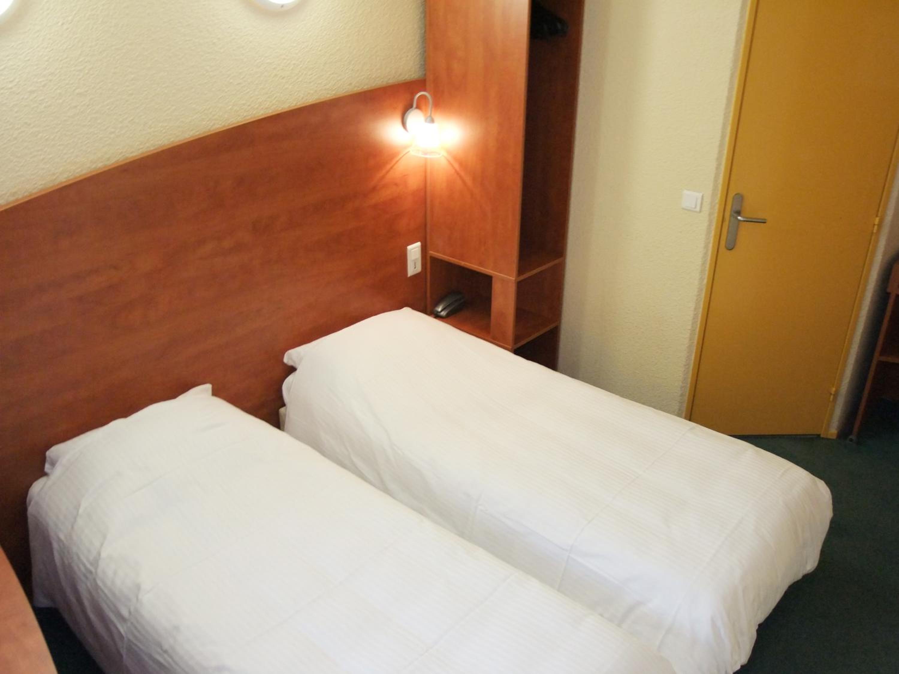 Twin Room - Photo 8