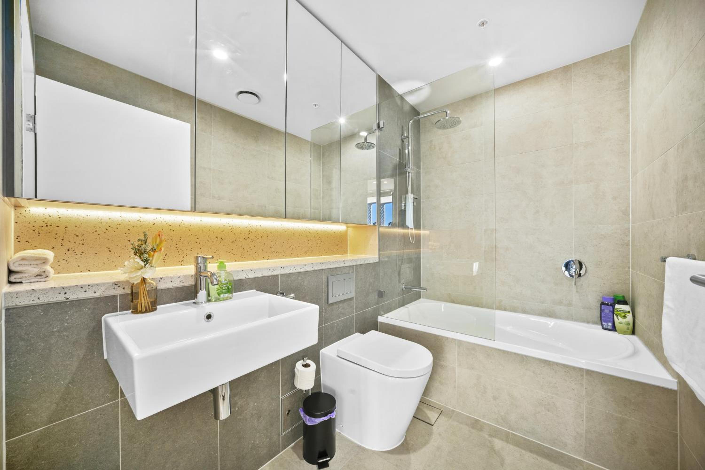 Two-Bedroom Apartment with Balcony photo 3