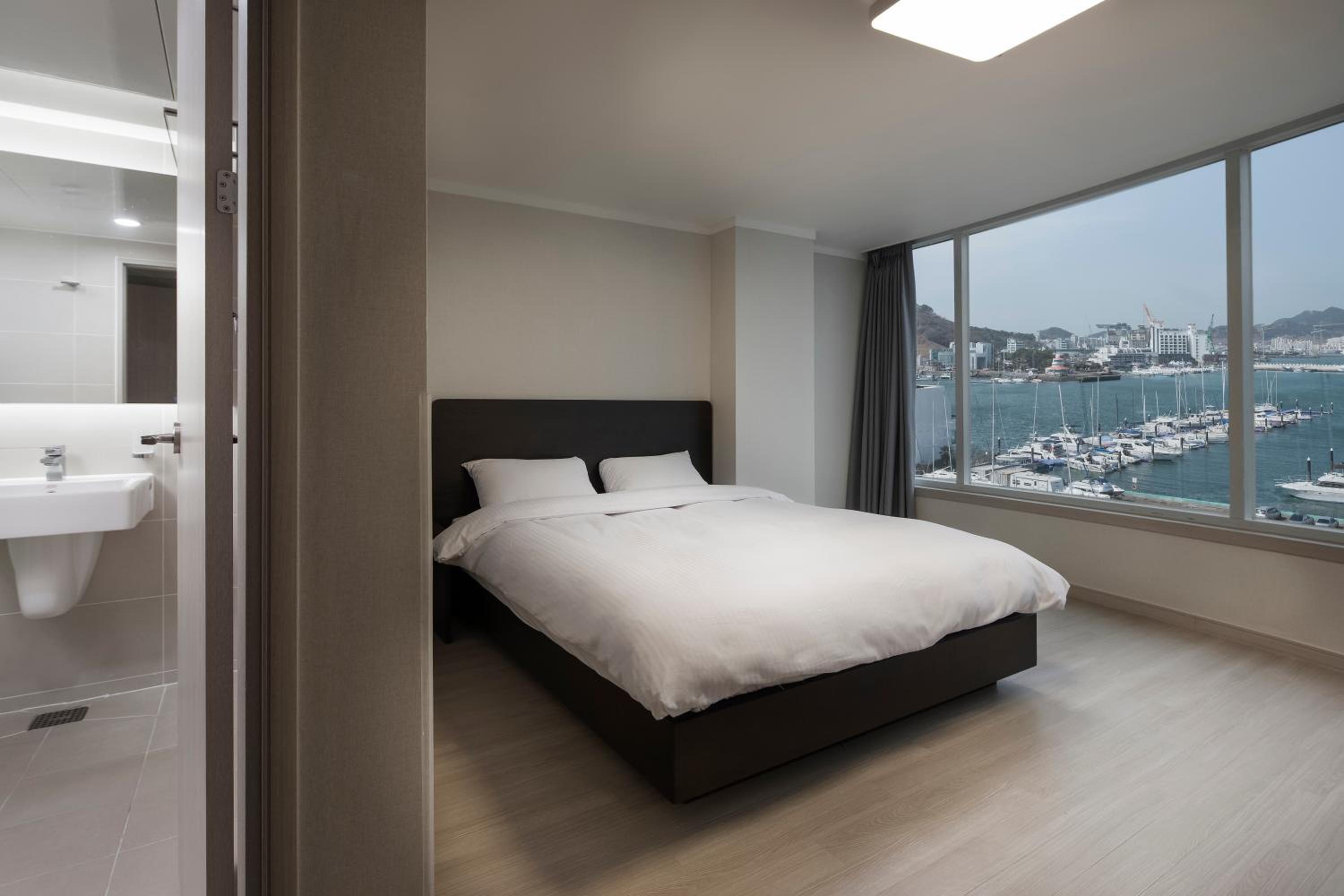 Deluxe Suite with Breakfast and Yacht for 2 People
