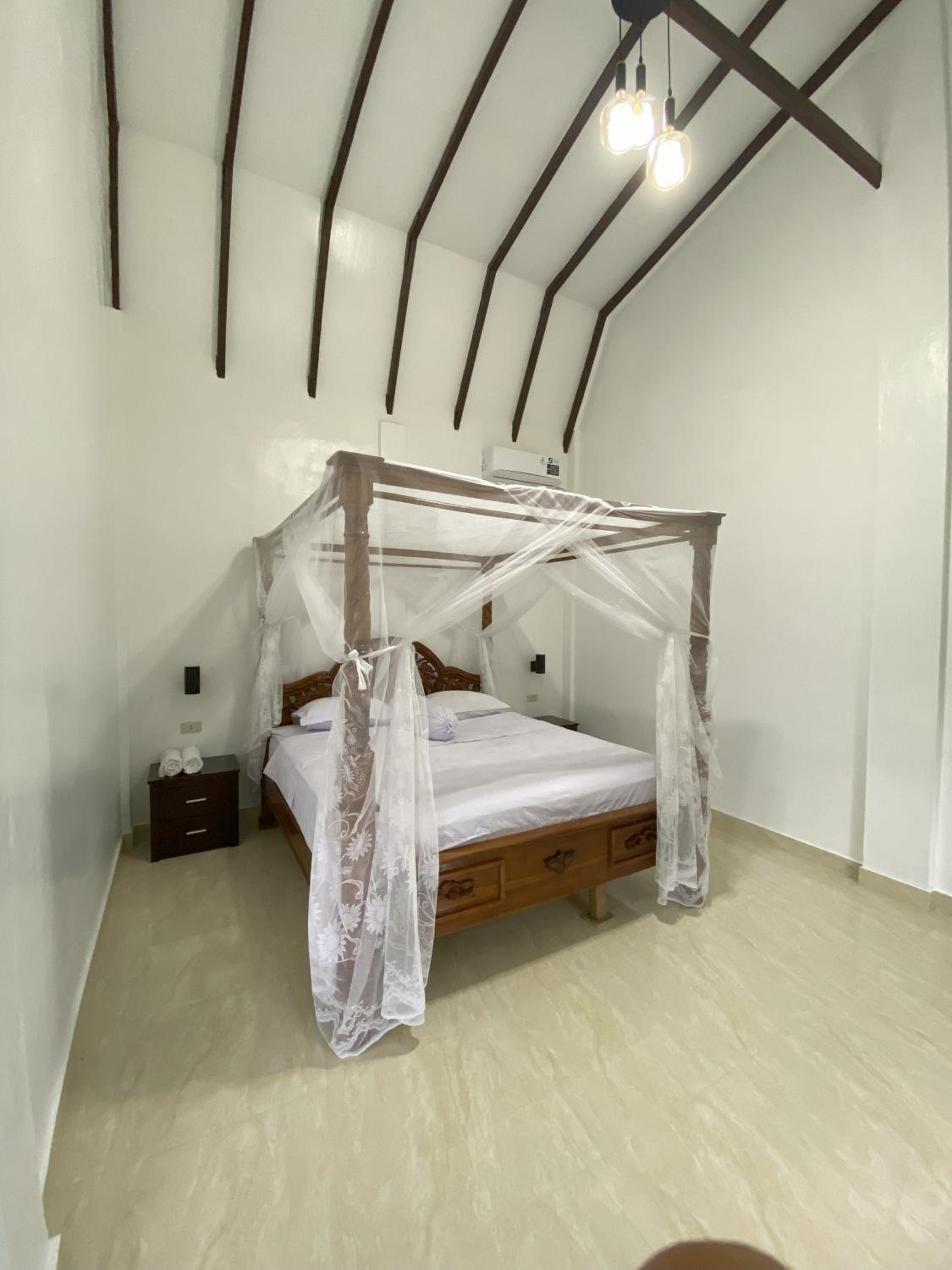 Queen Room with Garden View - Photo 5