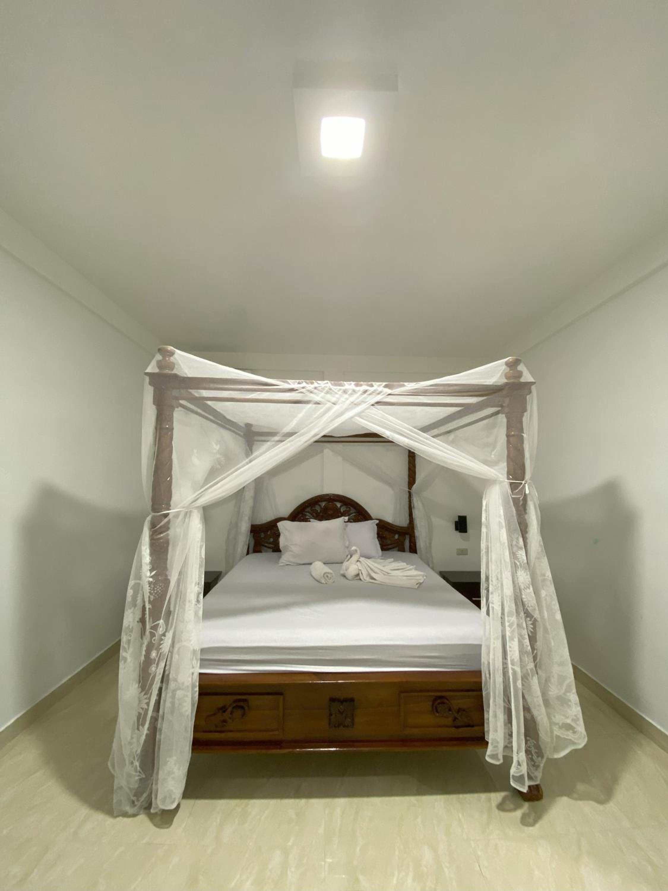 Queen Room with Garden View - Photo 9