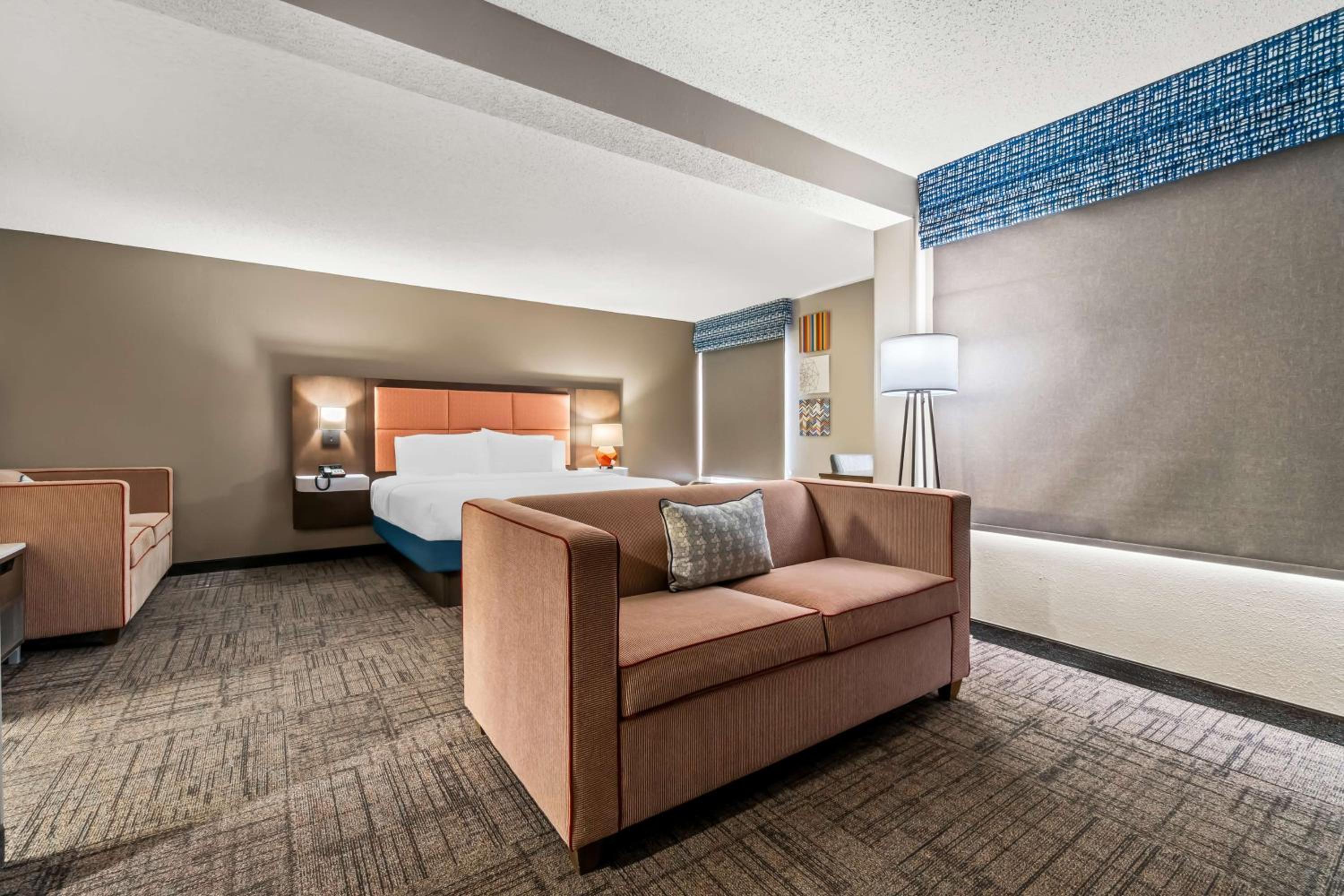 King Suite - Non-Smoking - Photo 4