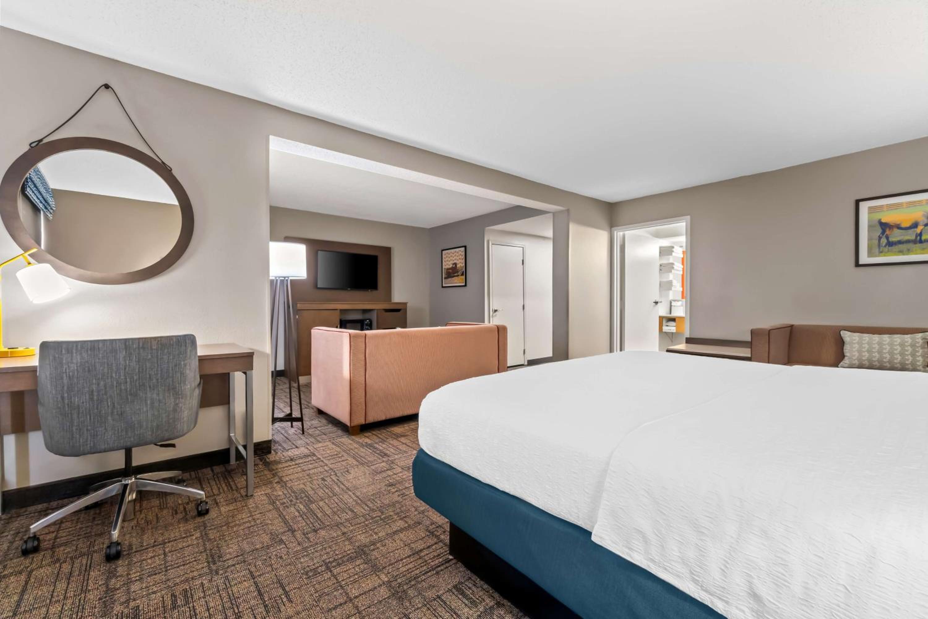 King Suite - Non-Smoking - Photo 2