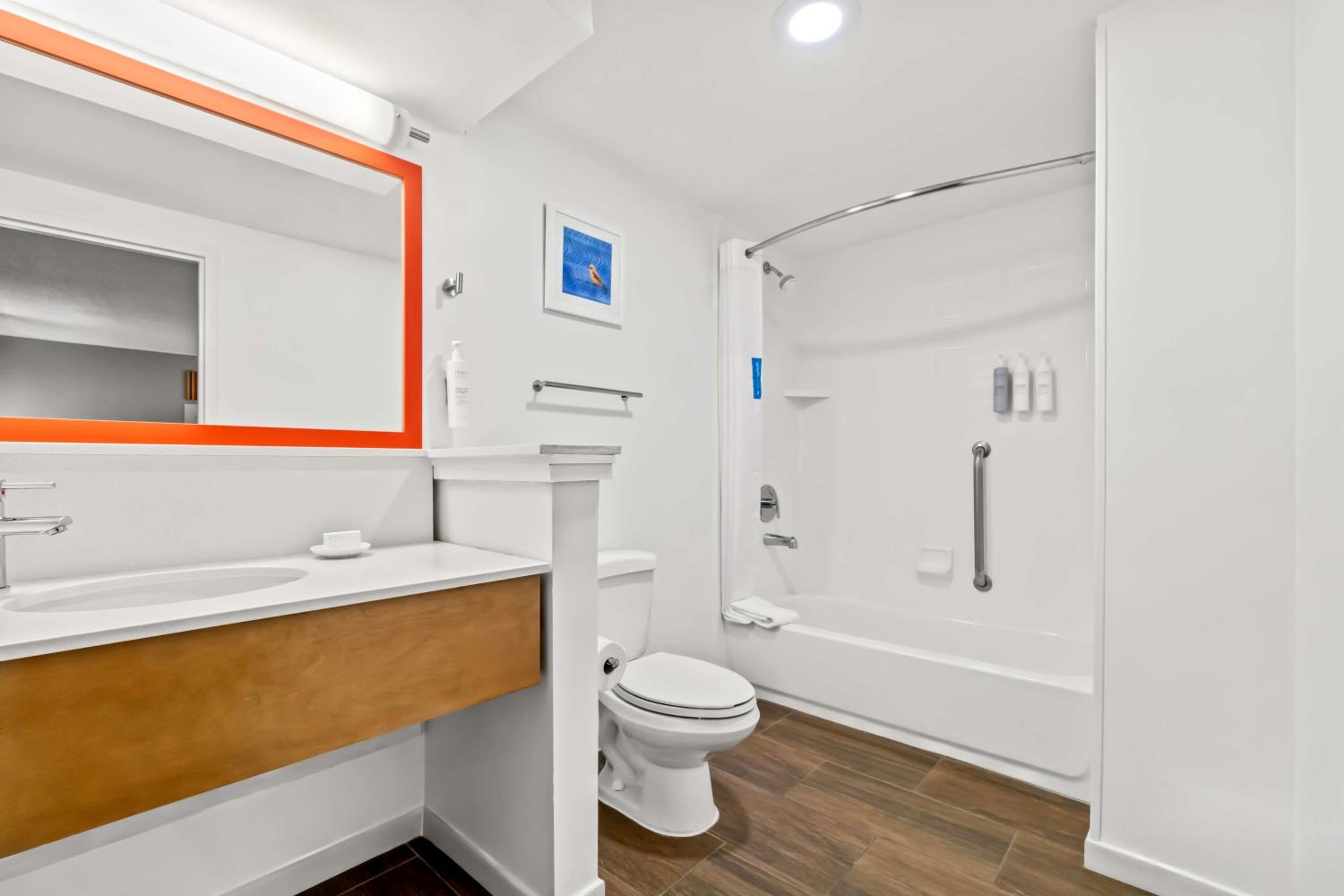 King Suite - Non-Smoking - Photo 3