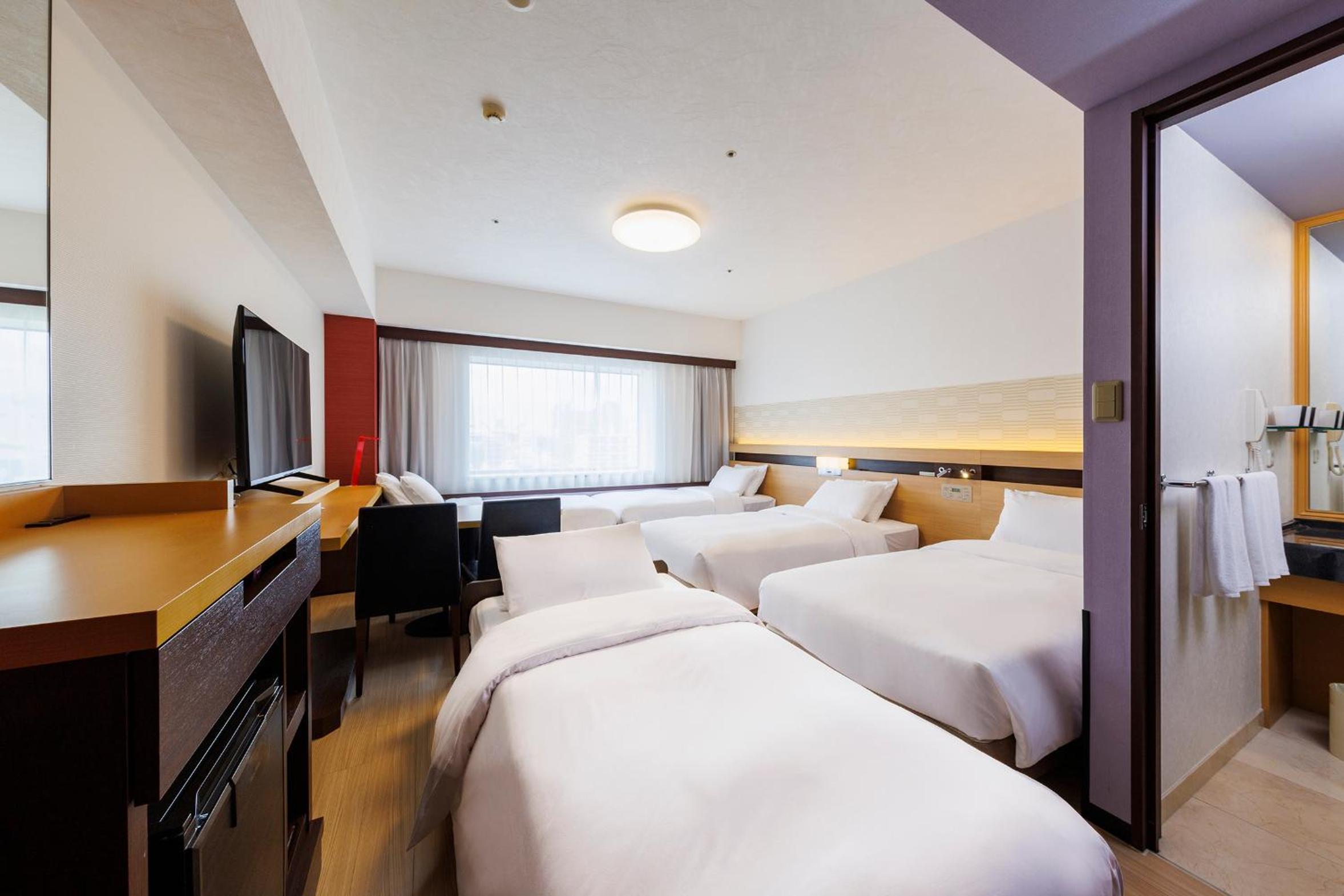 East Wing - DELUXE TWIN (For 5 adults), Non Smoking (1 bed for over age of 7)
