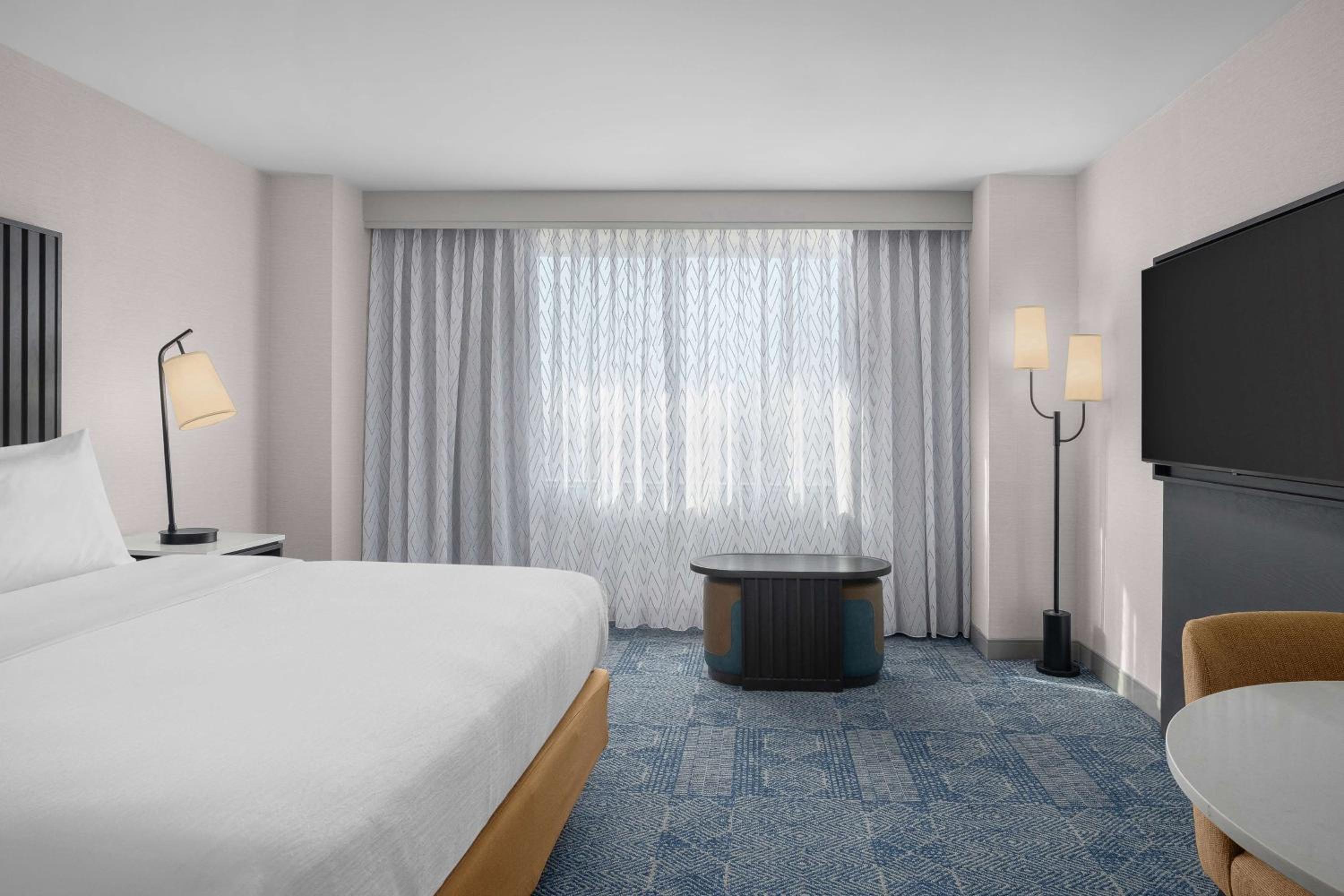 One-Bedroom Suite with One King Bed - Non-Smoking - Photo 2