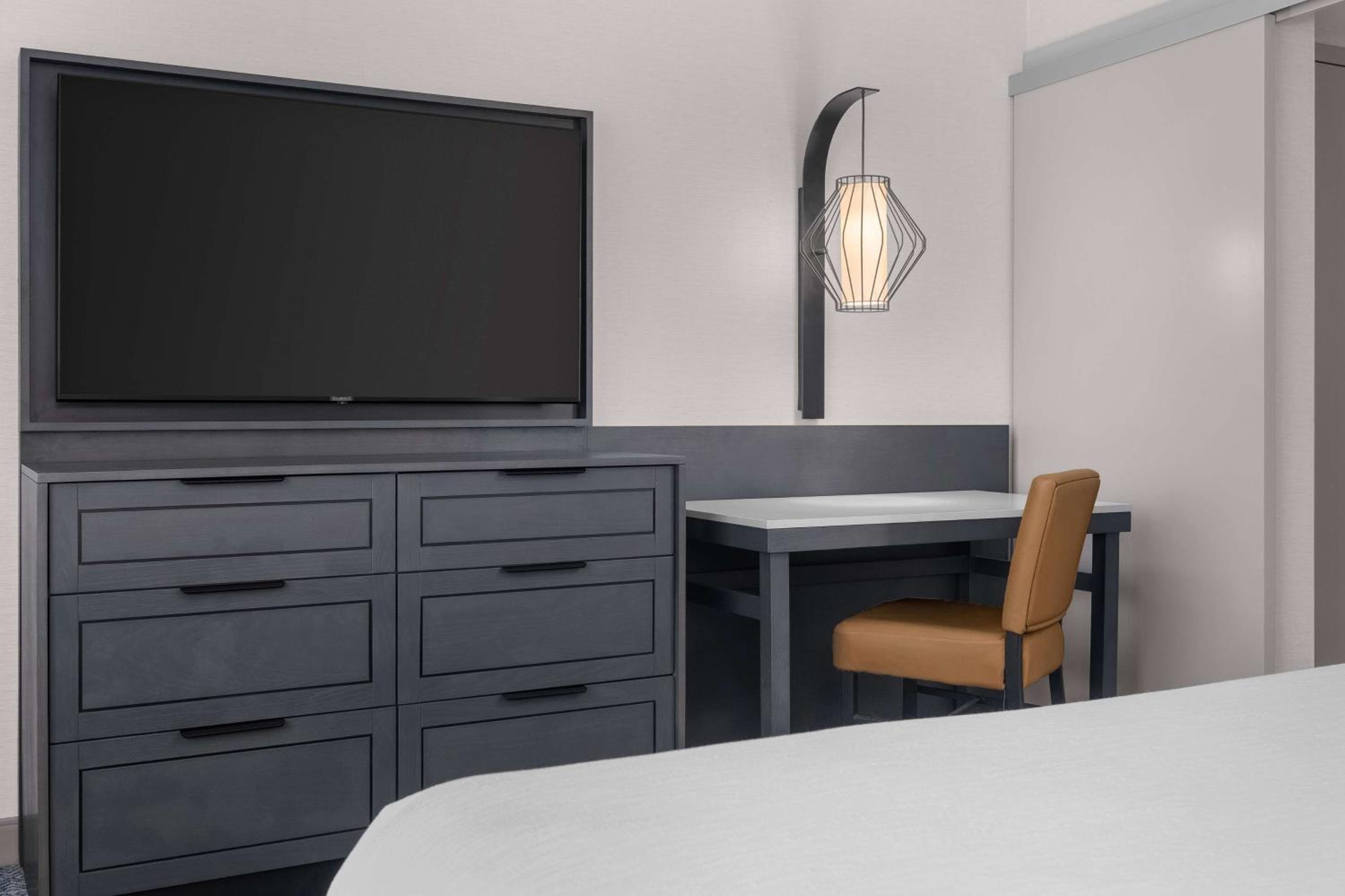One-Bedroom King Suite with Roll-In Shower - Mobility Access/Non-Smoking - Photo 2