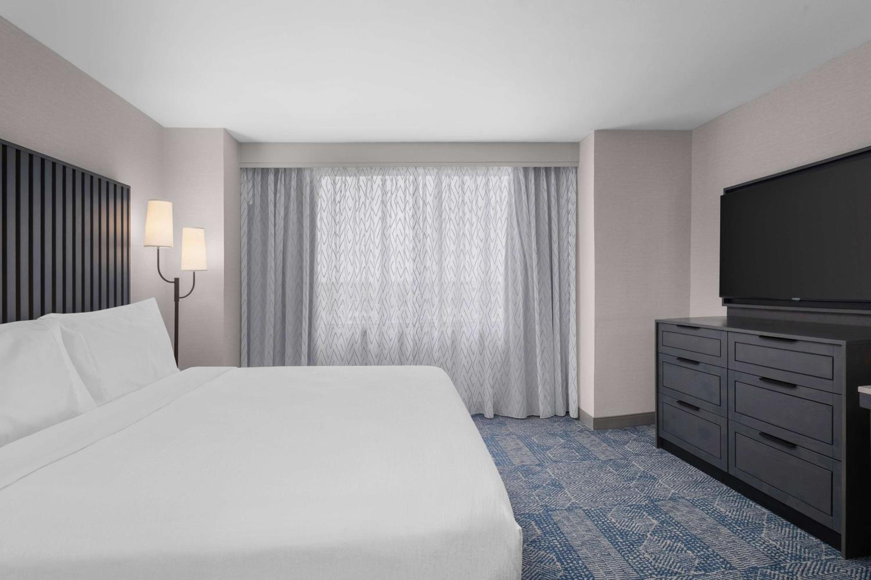 One-Bedroom Suite with One King Bed - Non-Smoking - Photo 3