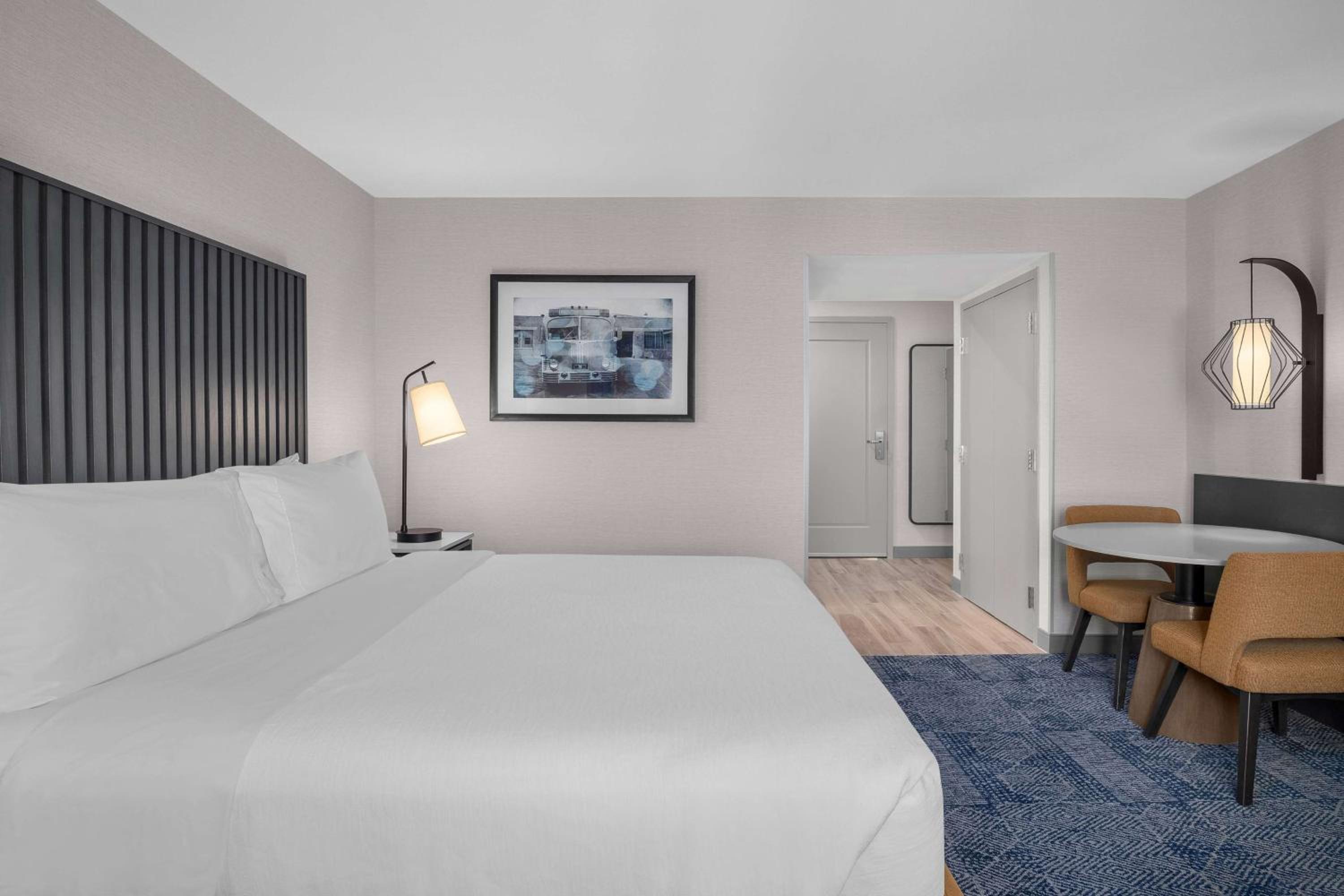 One-Bedroom Suite with One King Bed - Non-Smoking - Photo 4