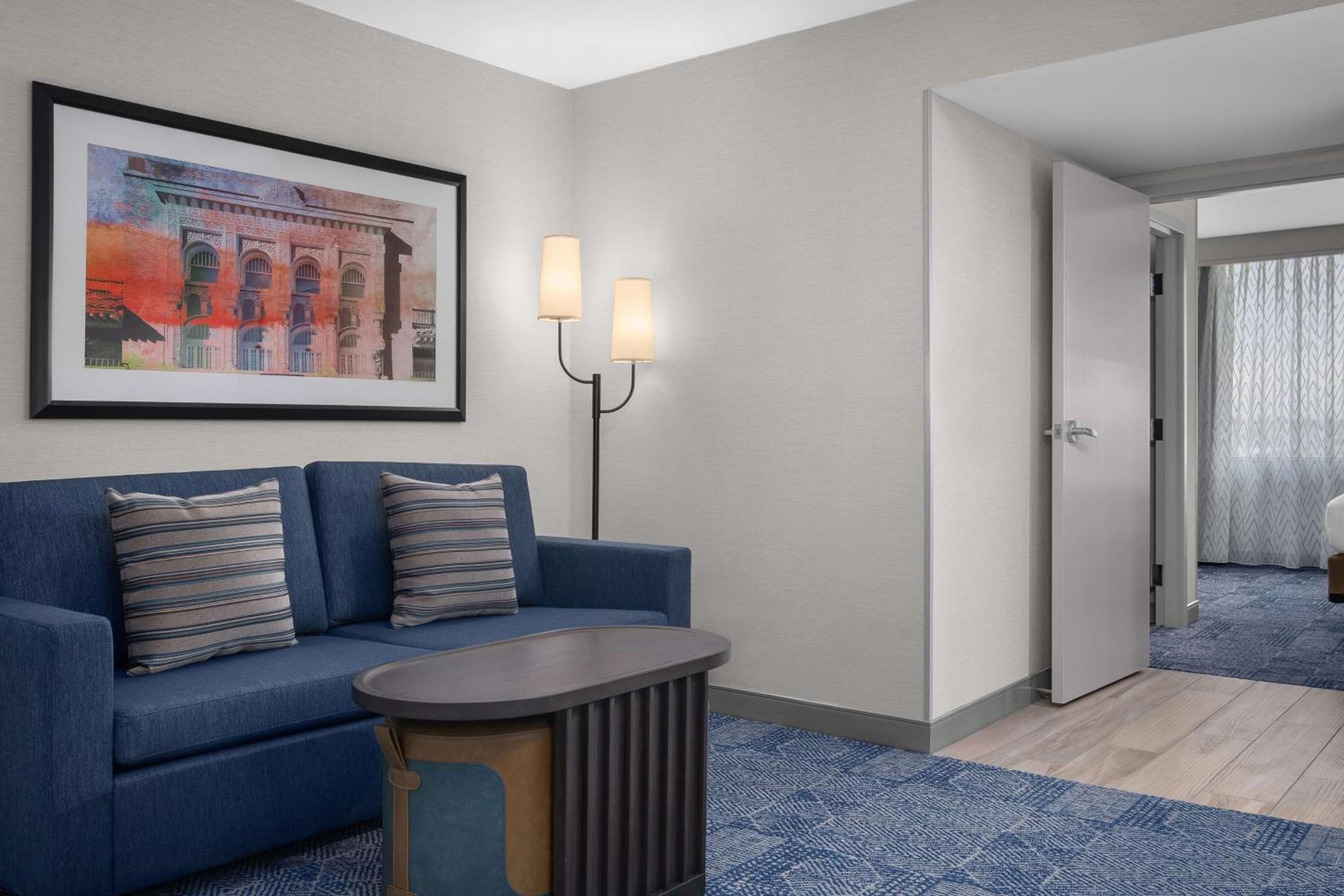 One-Bedroom King Suite with Roll-In Shower - Mobility Access/Non-Smoking - Photo 4