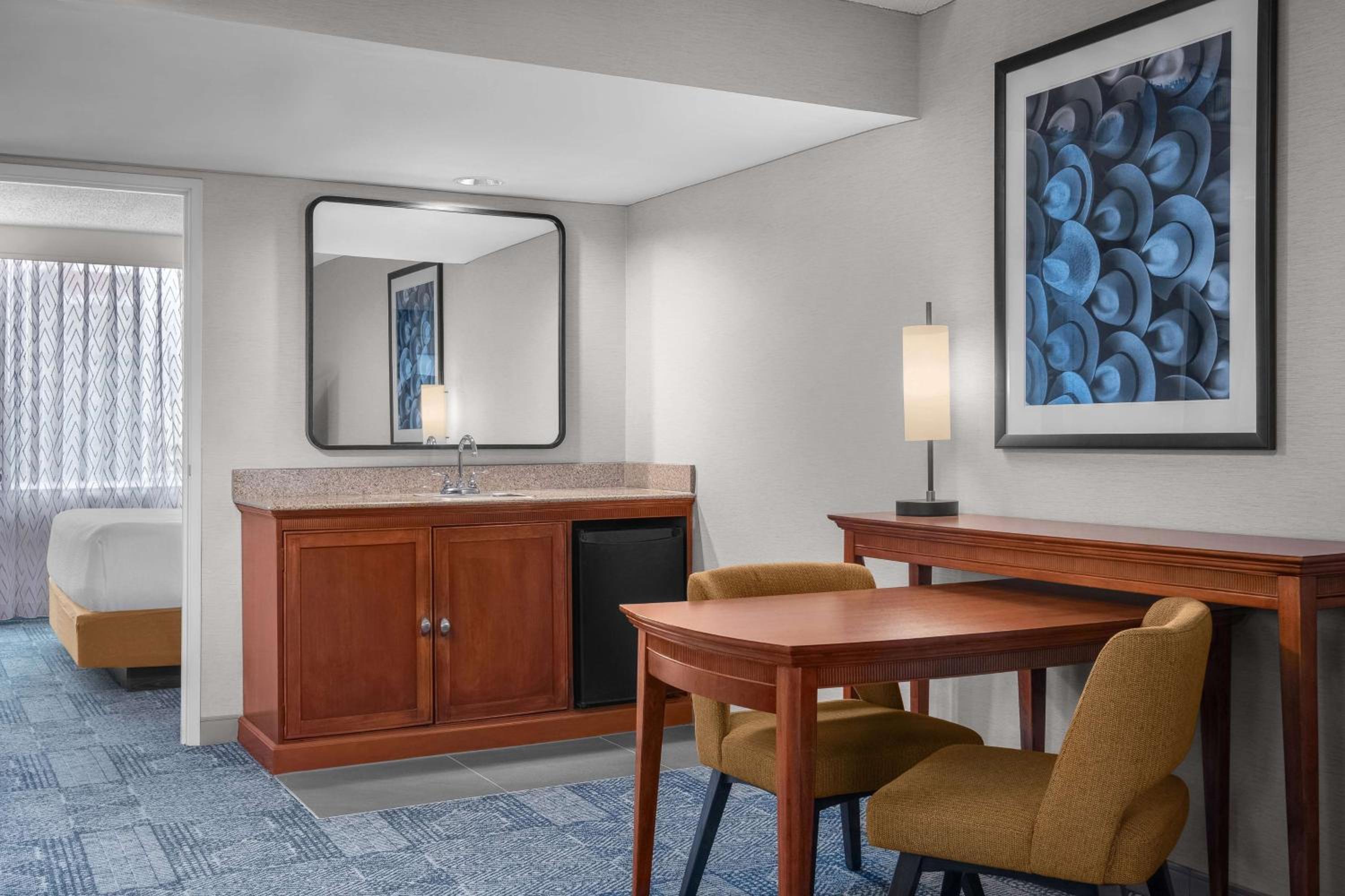 One-Bedroom King Suite with Roll-In Shower - Mobility Access/Non-Smoking - Photo 5