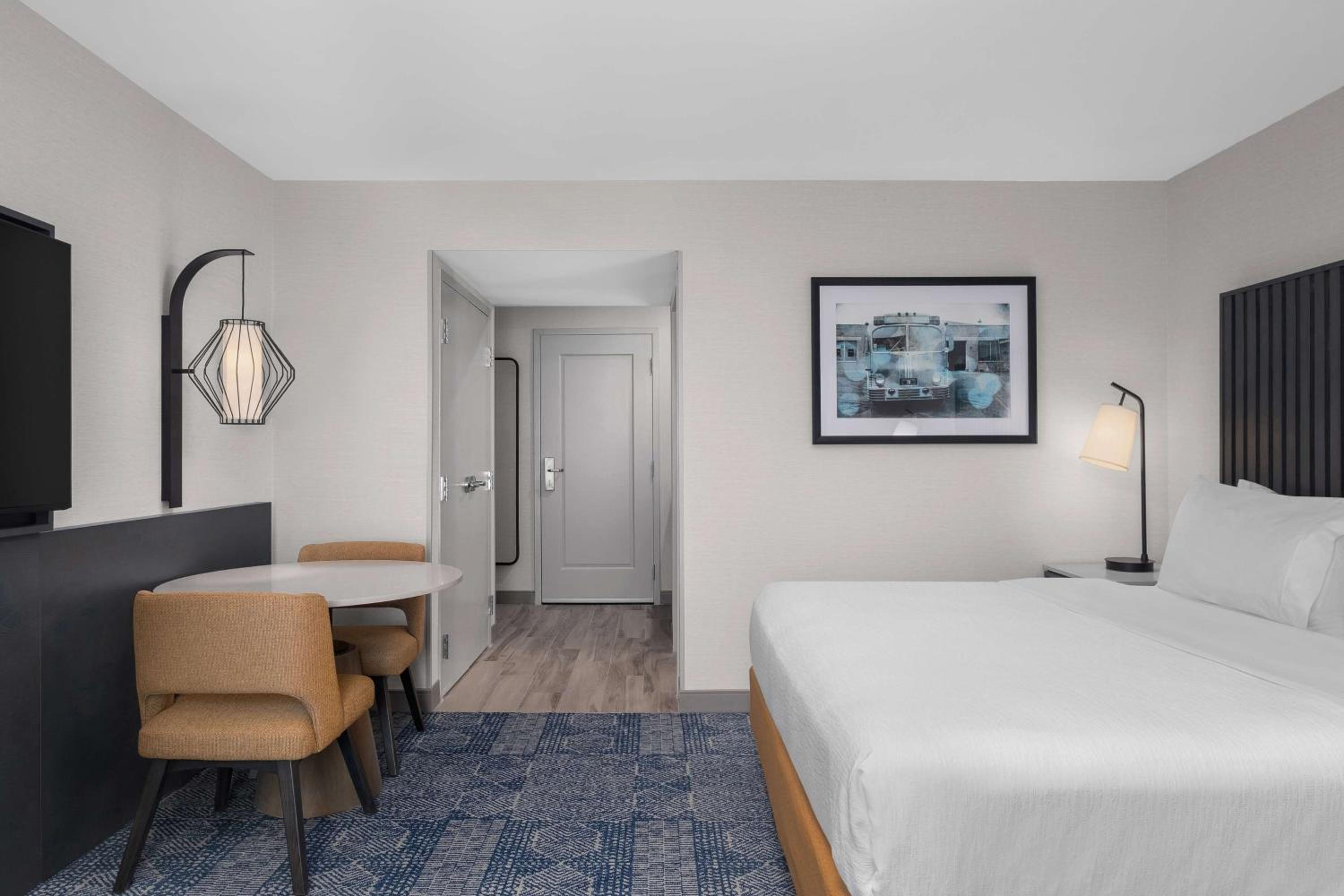 One-Bedroom Suite with One King Bed - Non-Smoking - Photo 11