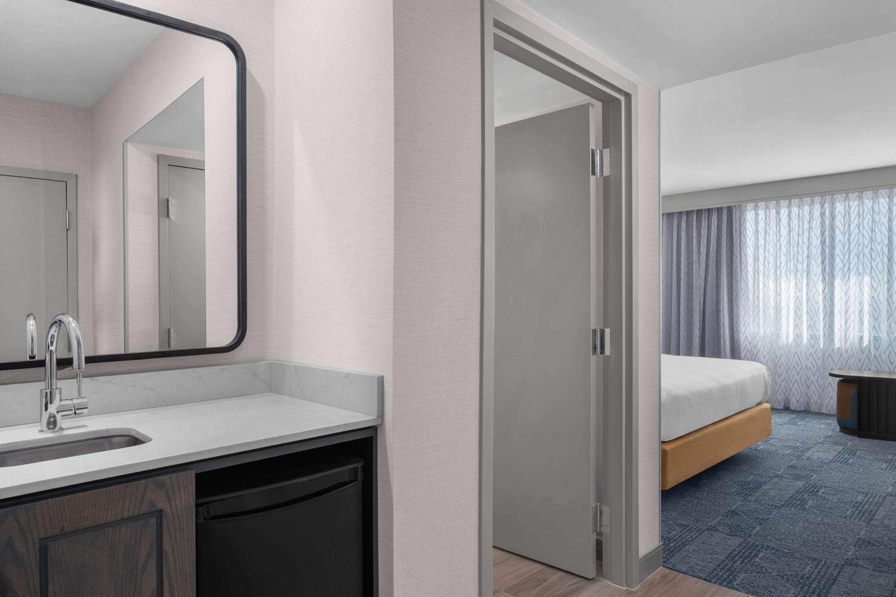 One-Bedroom Suite with One King Bed - Non-Smoking - Photo 12