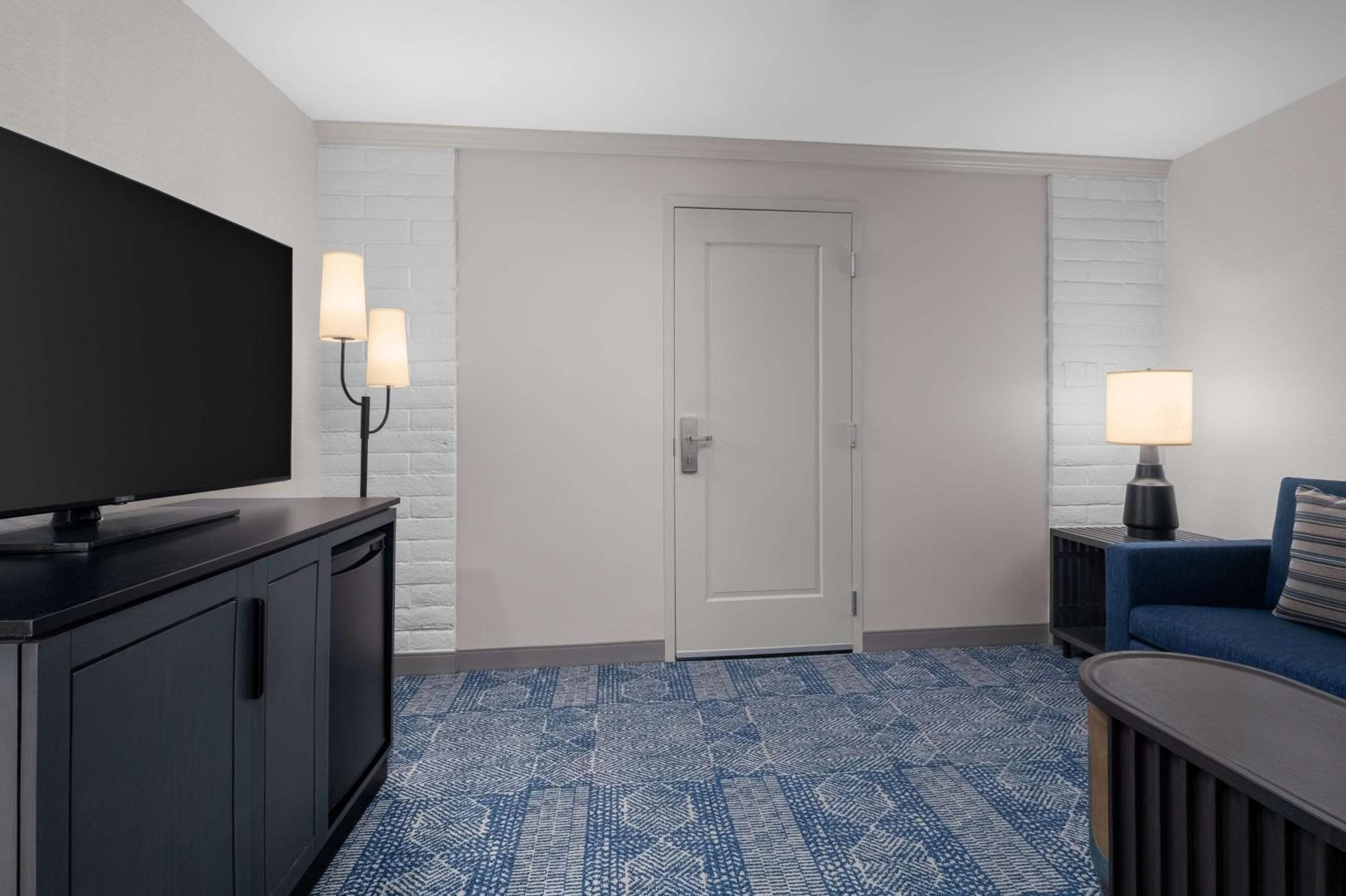 One-Bedroom King Suite with Roll-In Shower - Mobility Access/Non-Smoking - Photo 6