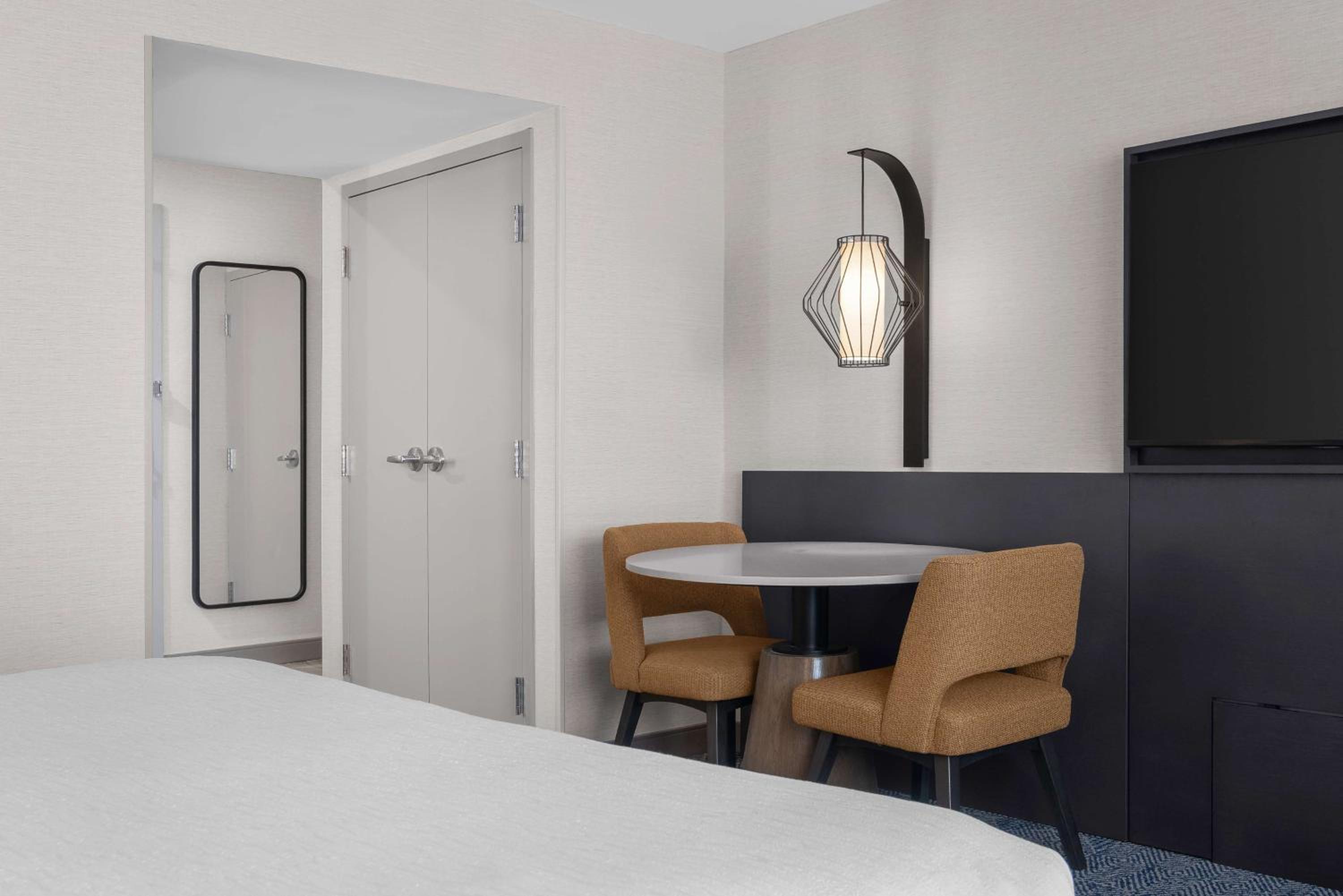 One-Bedroom King Suite with Roll-In Shower - Mobility Access/Non-Smoking - Photo 7