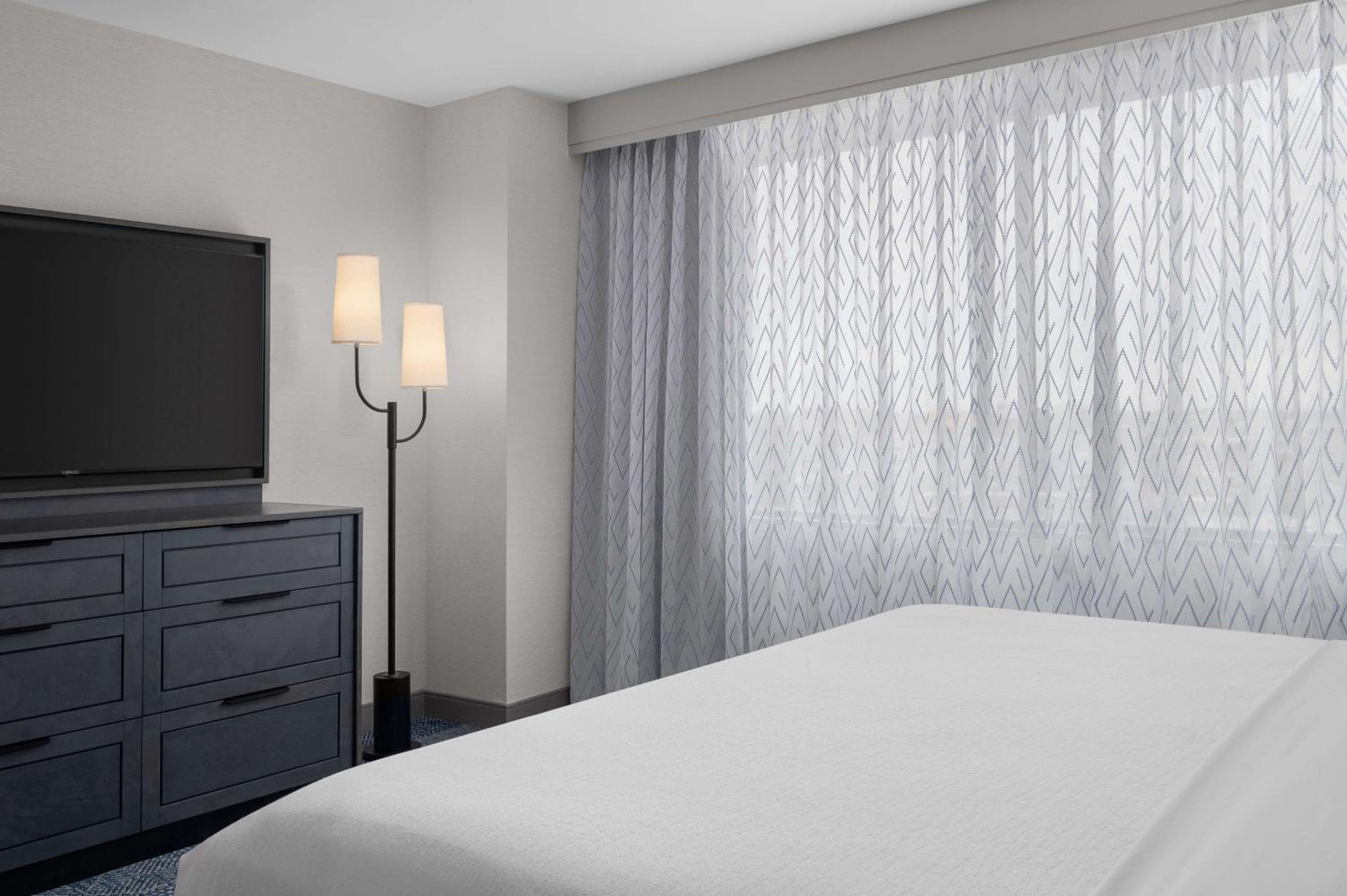 One-Bedroom King Suite with Roll-In Shower - Mobility Access/Non-Smoking - Photo 8
