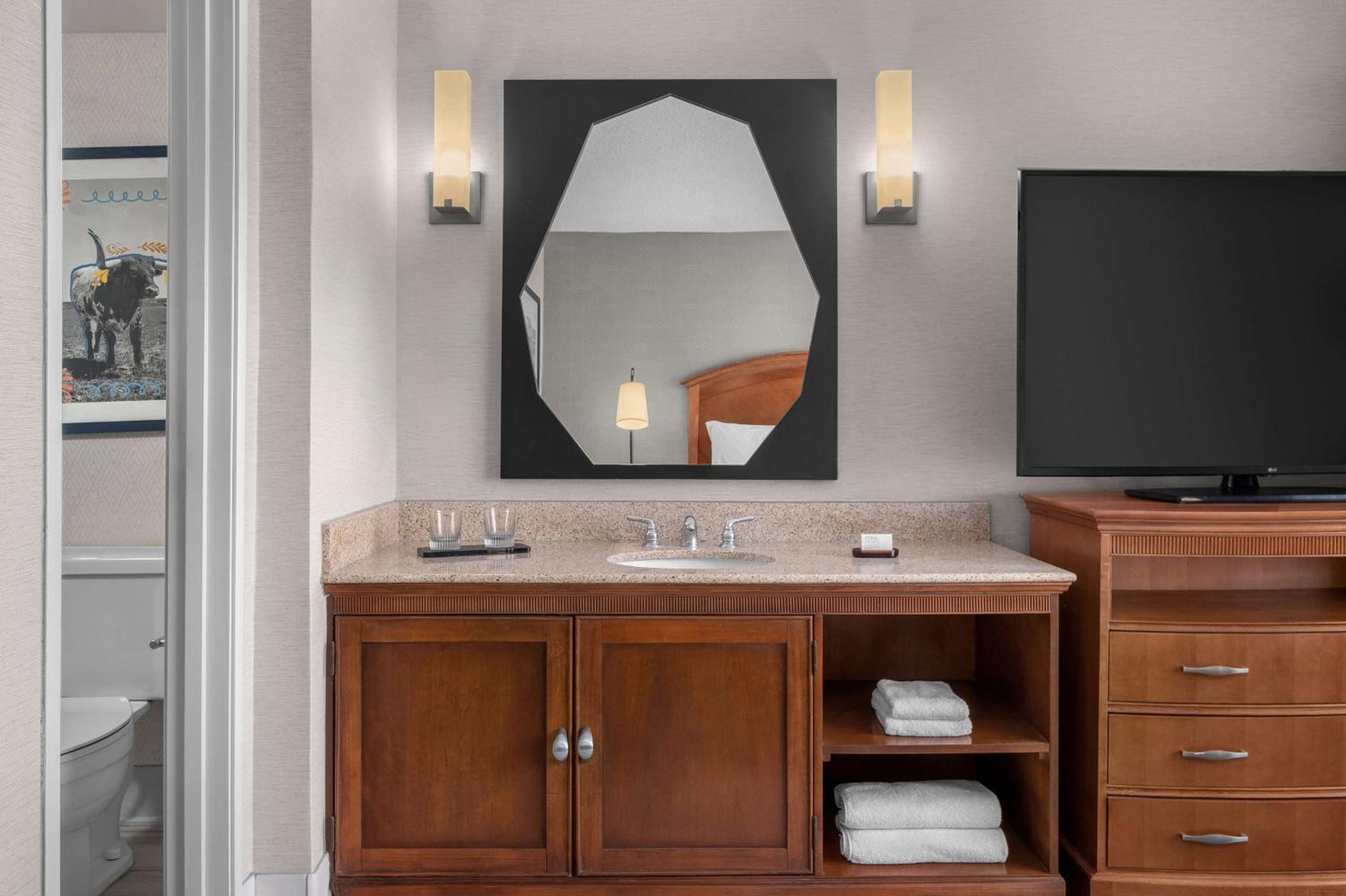 One-Bedroom King Suite with Roll-In Shower - Mobility Access/Non-Smoking - Photo 9