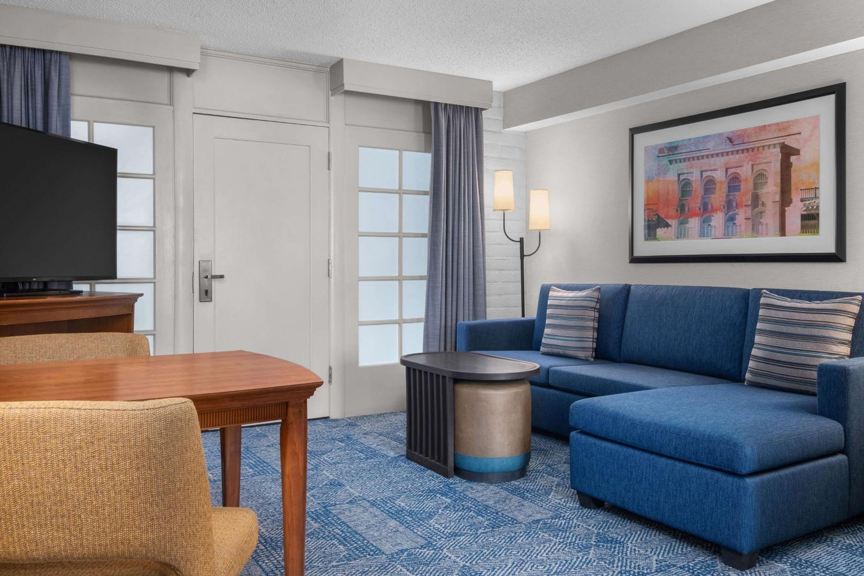 One-Bedroom King Suite with Roll-In Shower - Mobility Access/Non-Smoking - Photo 10