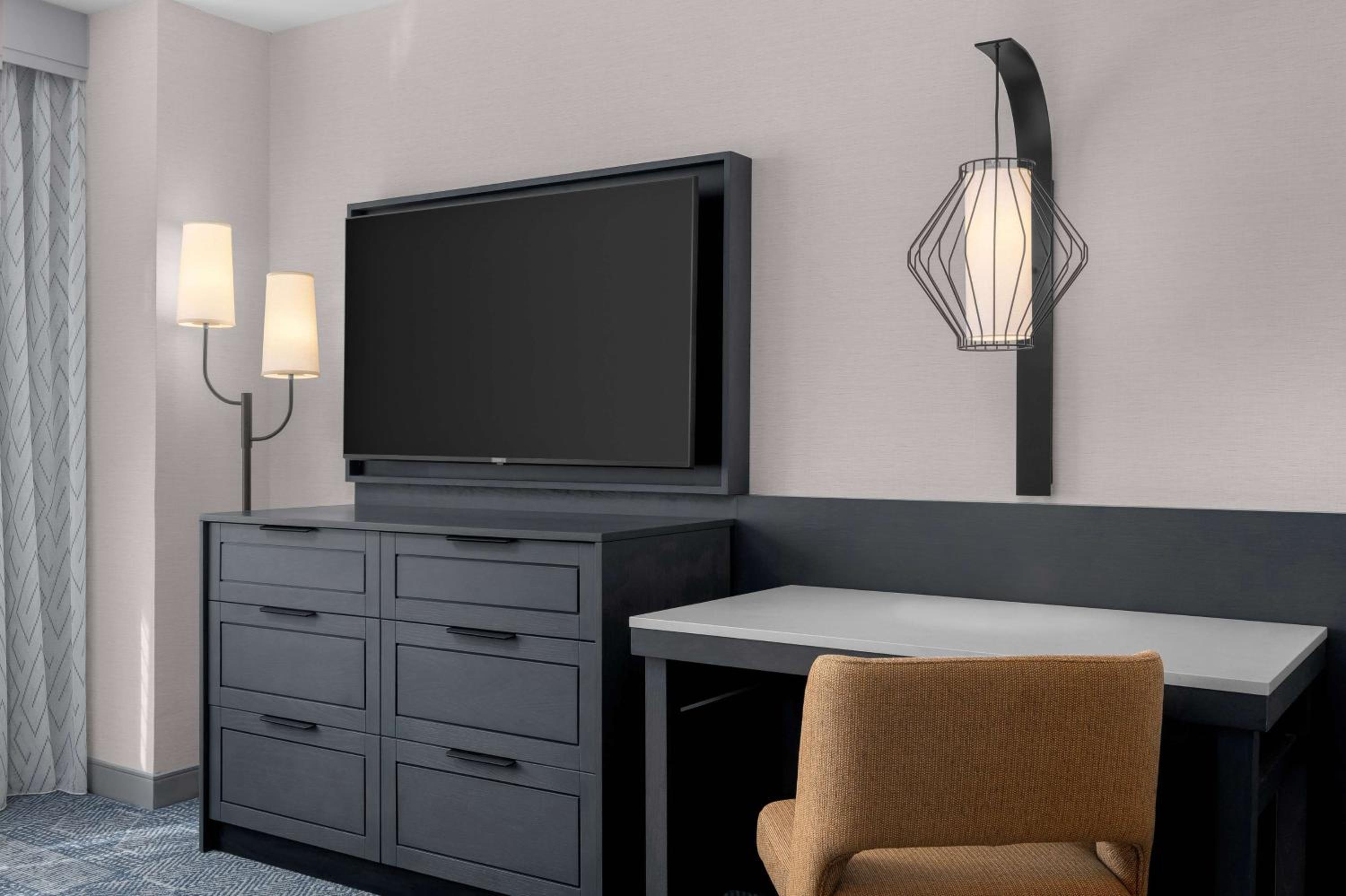 One-Bedroom King Suite with Roll-In Shower - Mobility Access/Non-Smoking - Photo 11
