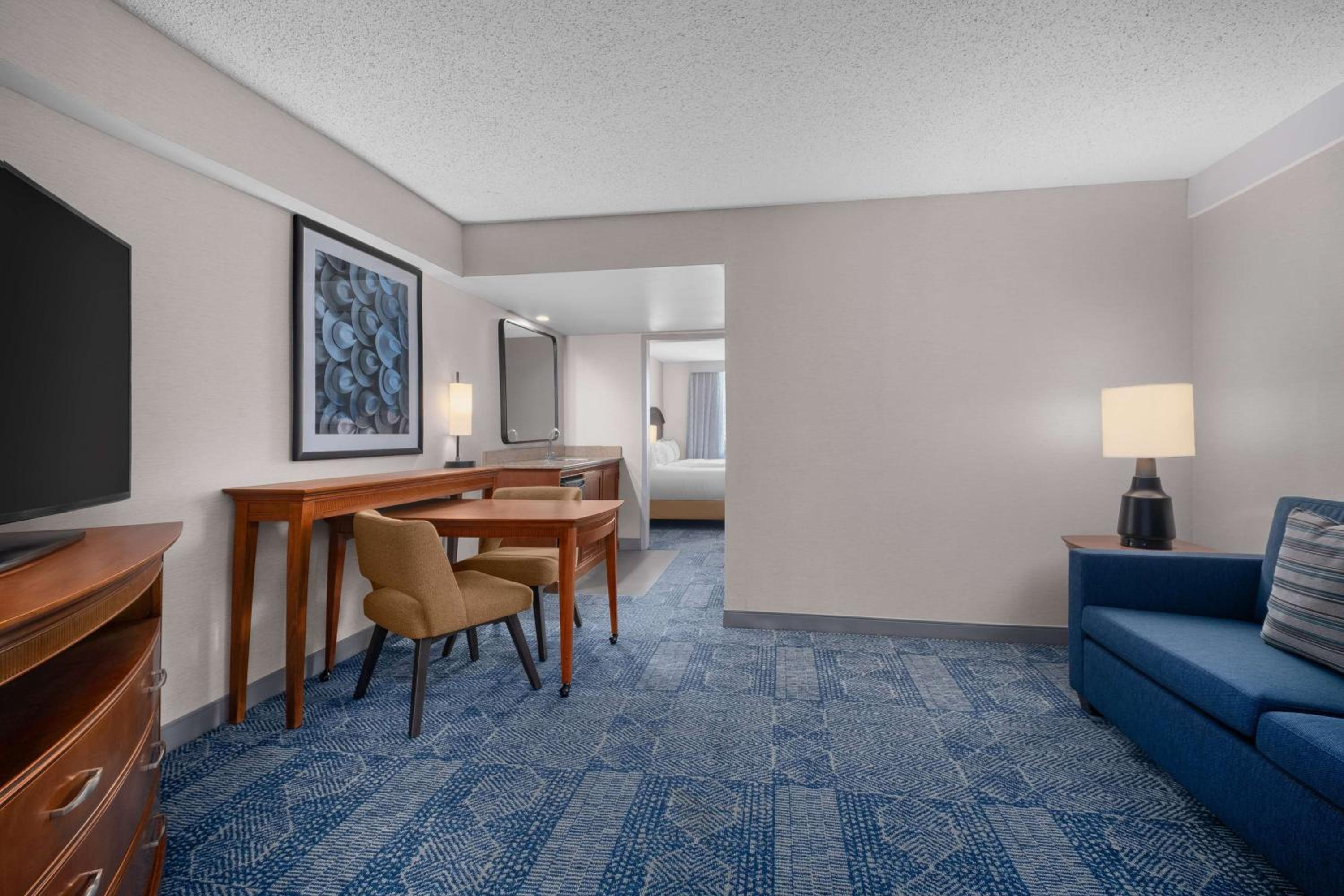 One-Bedroom King Suite with Roll-In Shower - Mobility Access/Non-Smoking - Photo 12