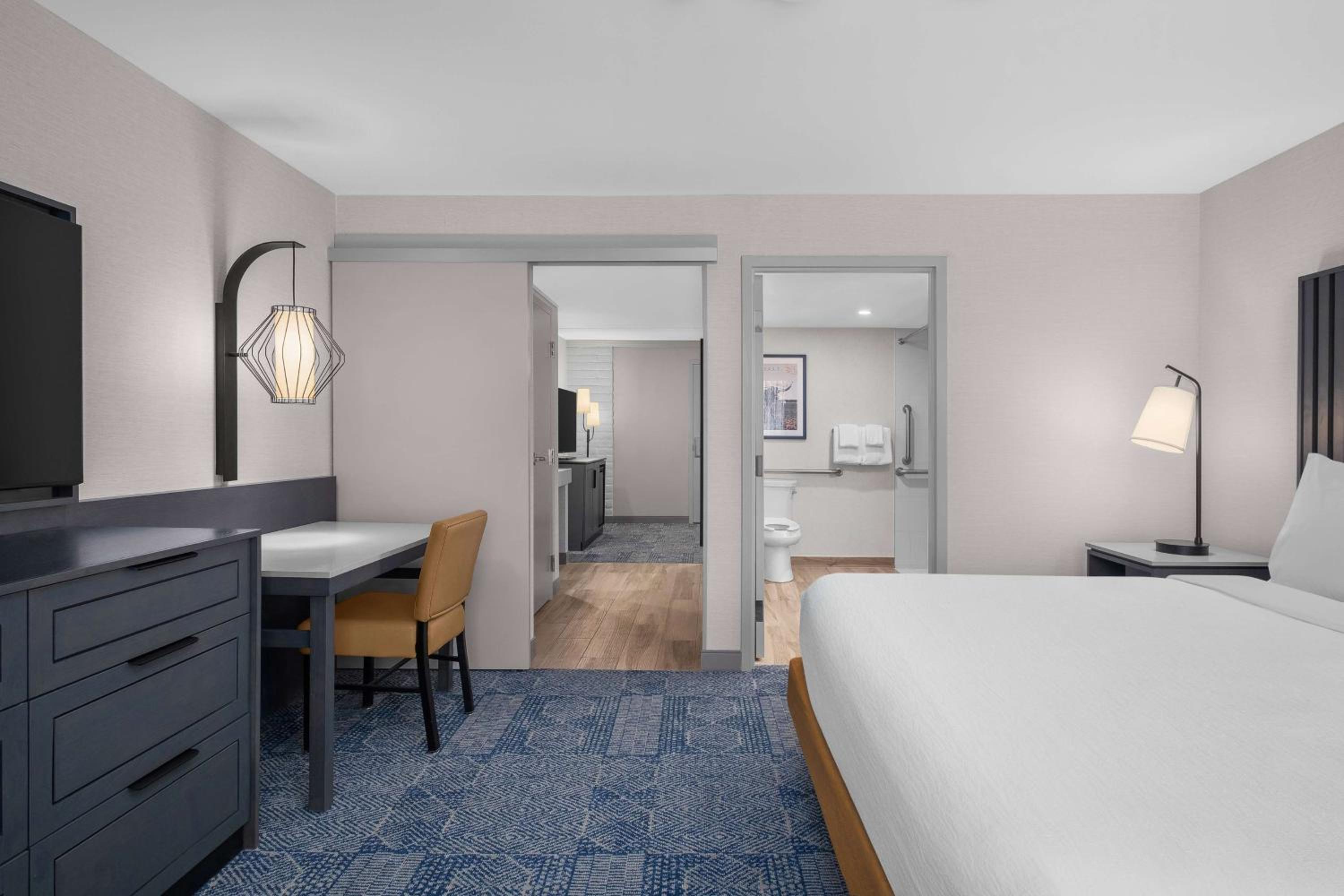 One-Bedroom King Suite with Roll-In Shower - Mobility Access/Non-Smoking - Photo 13
