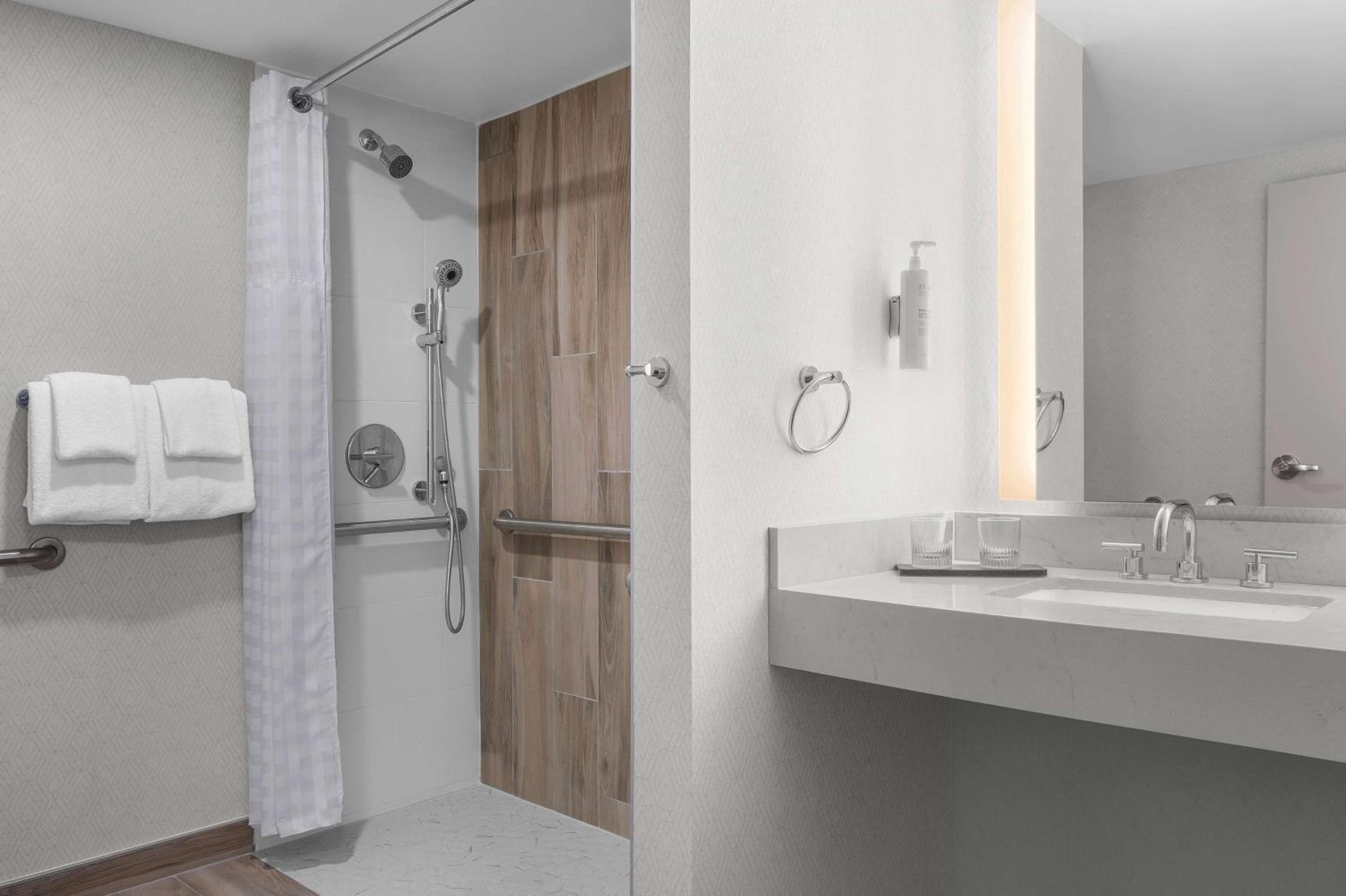 One-Bedroom King Suite with Roll-In Shower - Mobility Access/Non-Smoking - Photo 14