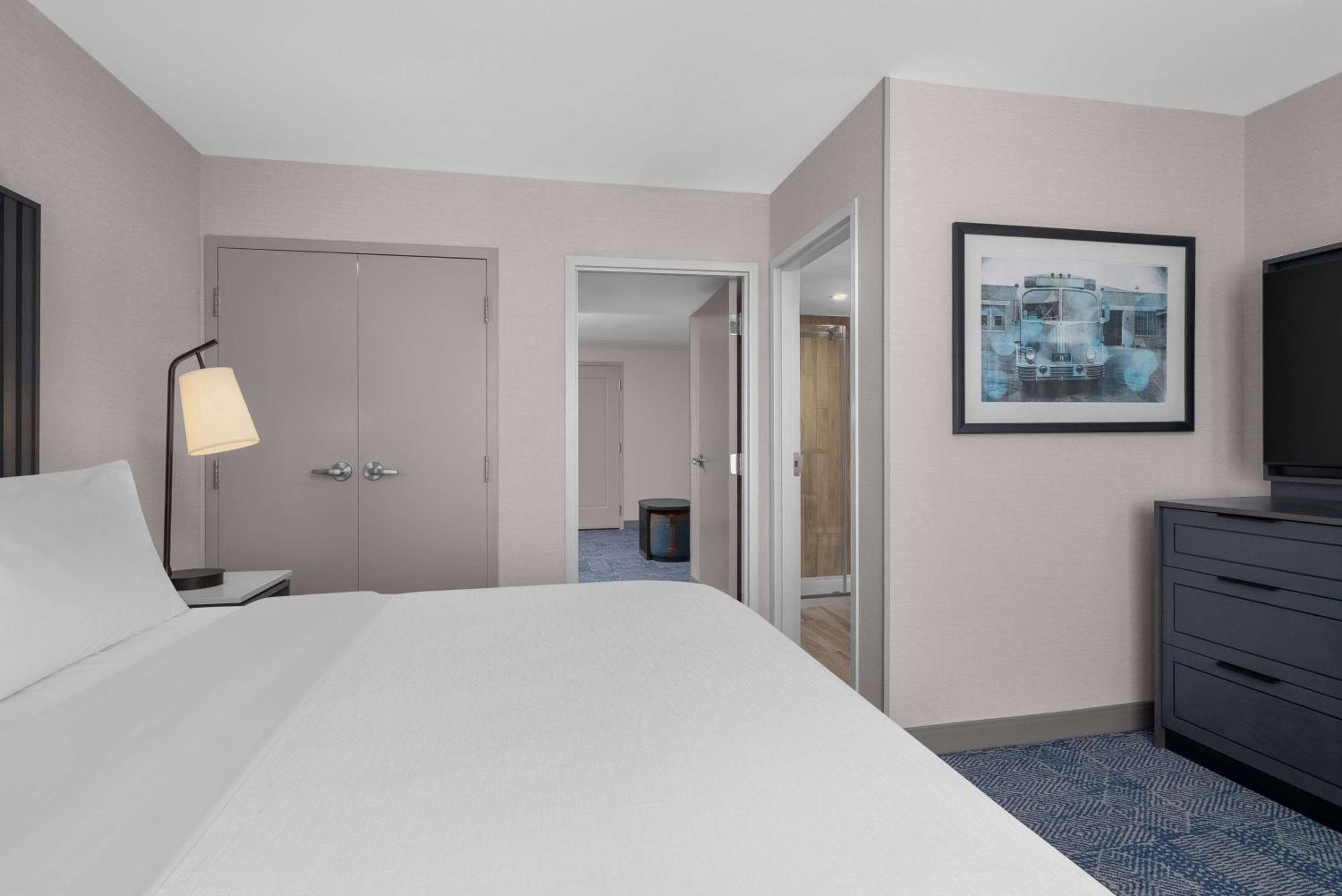 One-Bedroom Suite with One King Bed - Non-Smoking - Photo 19