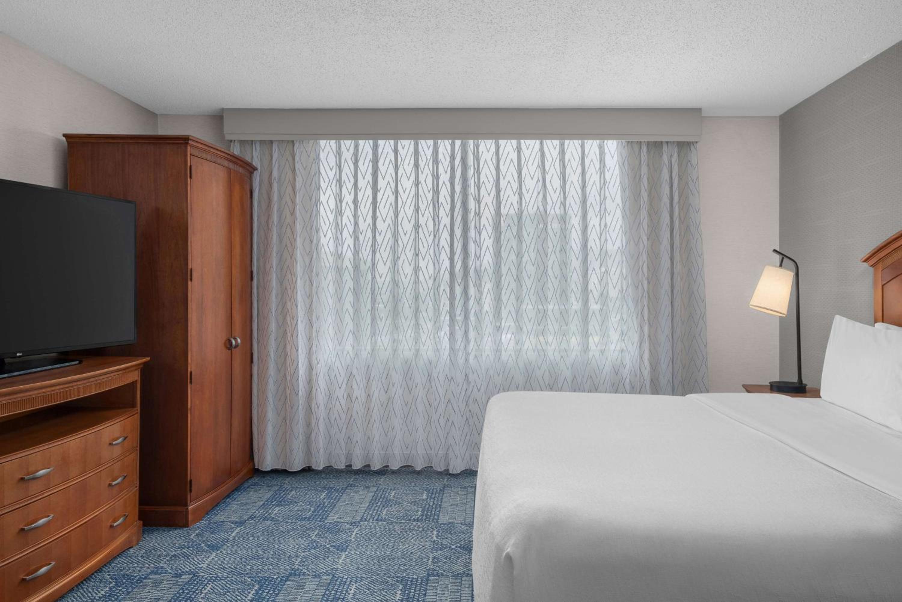 One-Bedroom King Suite with Roll-In Shower - Mobility Access/Non-Smoking - Photo 15