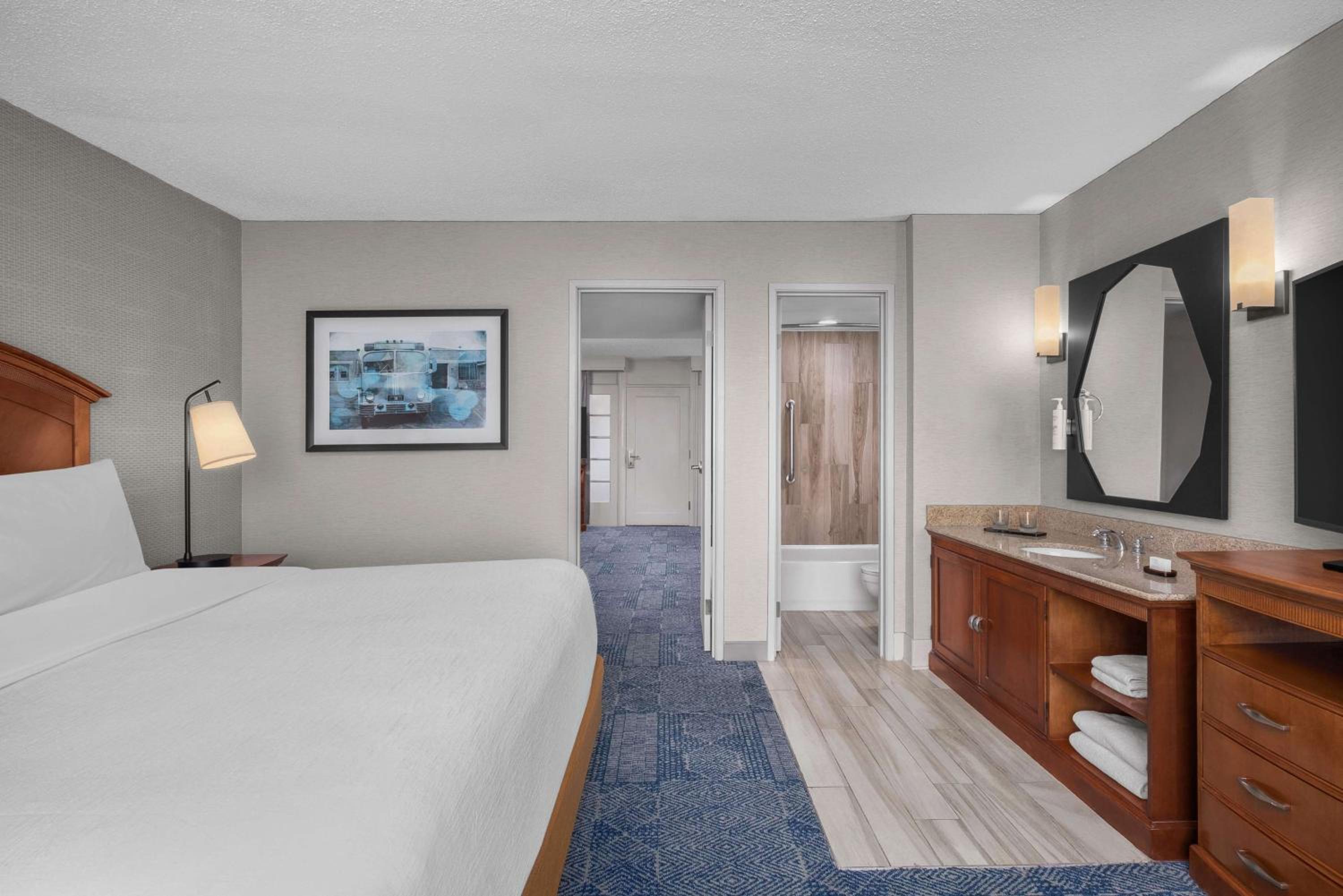 One-Bedroom King Suite with Roll-In Shower - Mobility Access/Non-Smoking - Photo 16