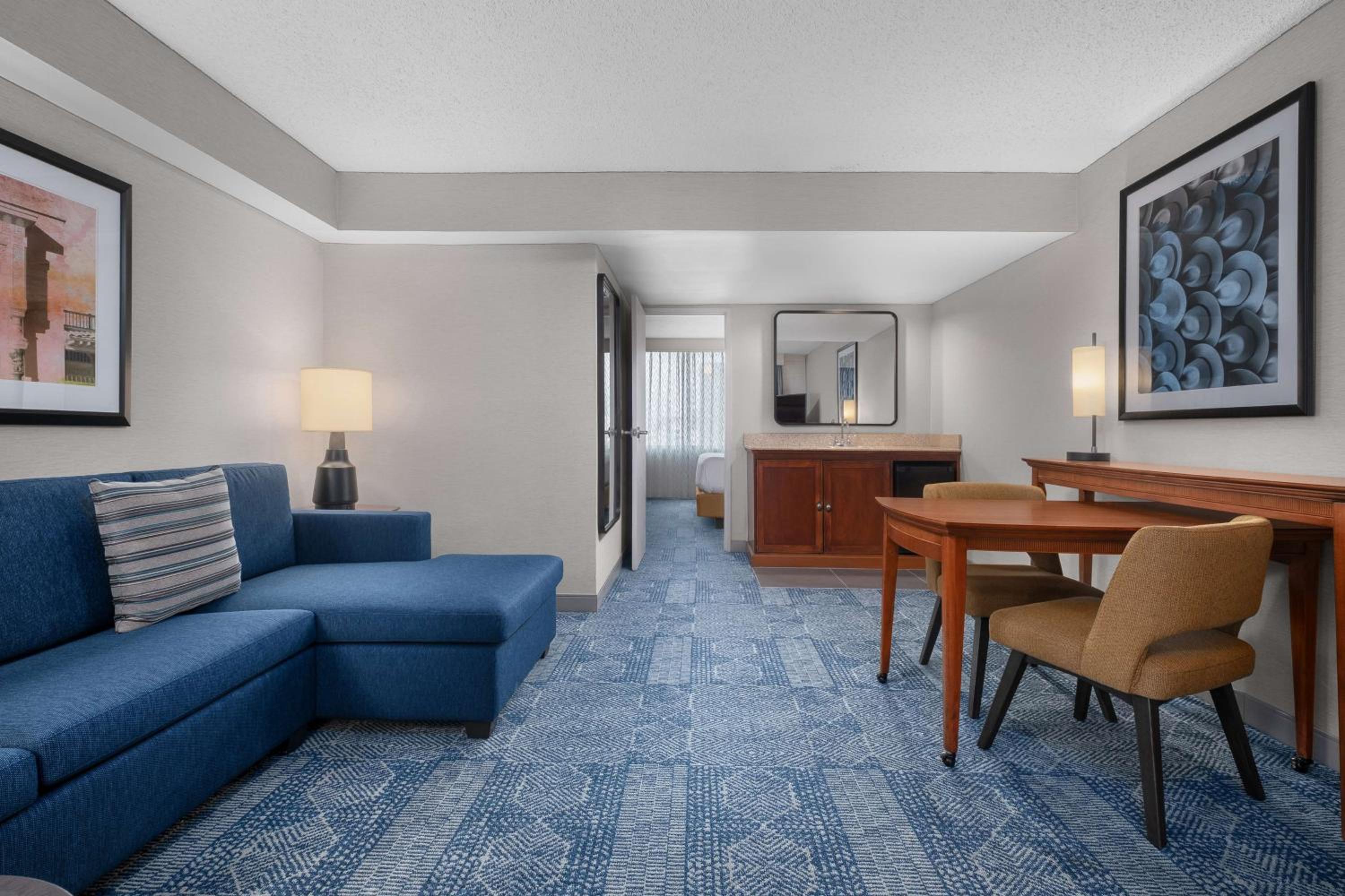One-Bedroom King Suite with Roll-In Shower - Mobility Access/Non-Smoking - Photo 17