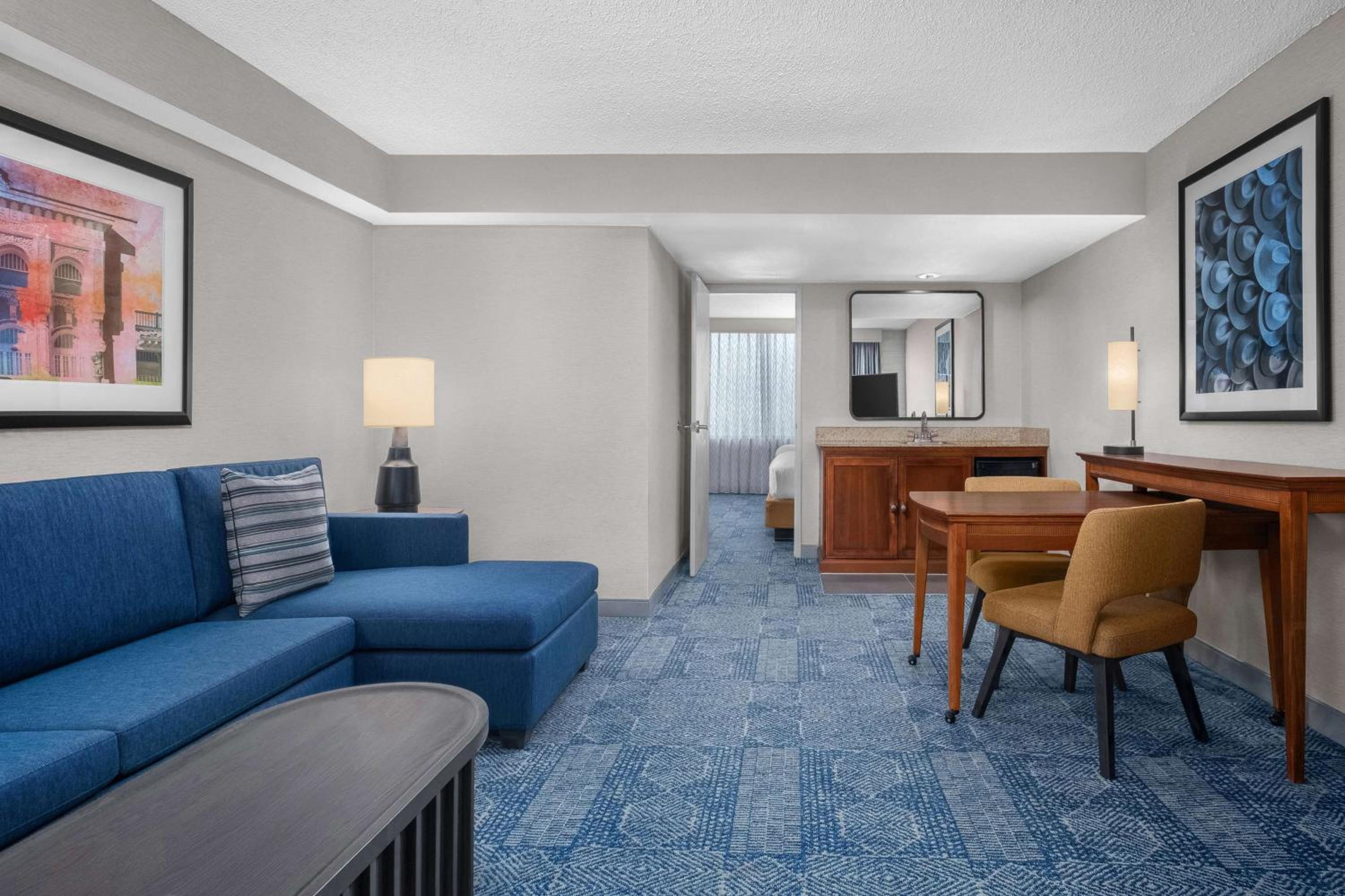 One-Bedroom King Suite with Roll-In Shower - Mobility Access/Non-Smoking - Photo 18
