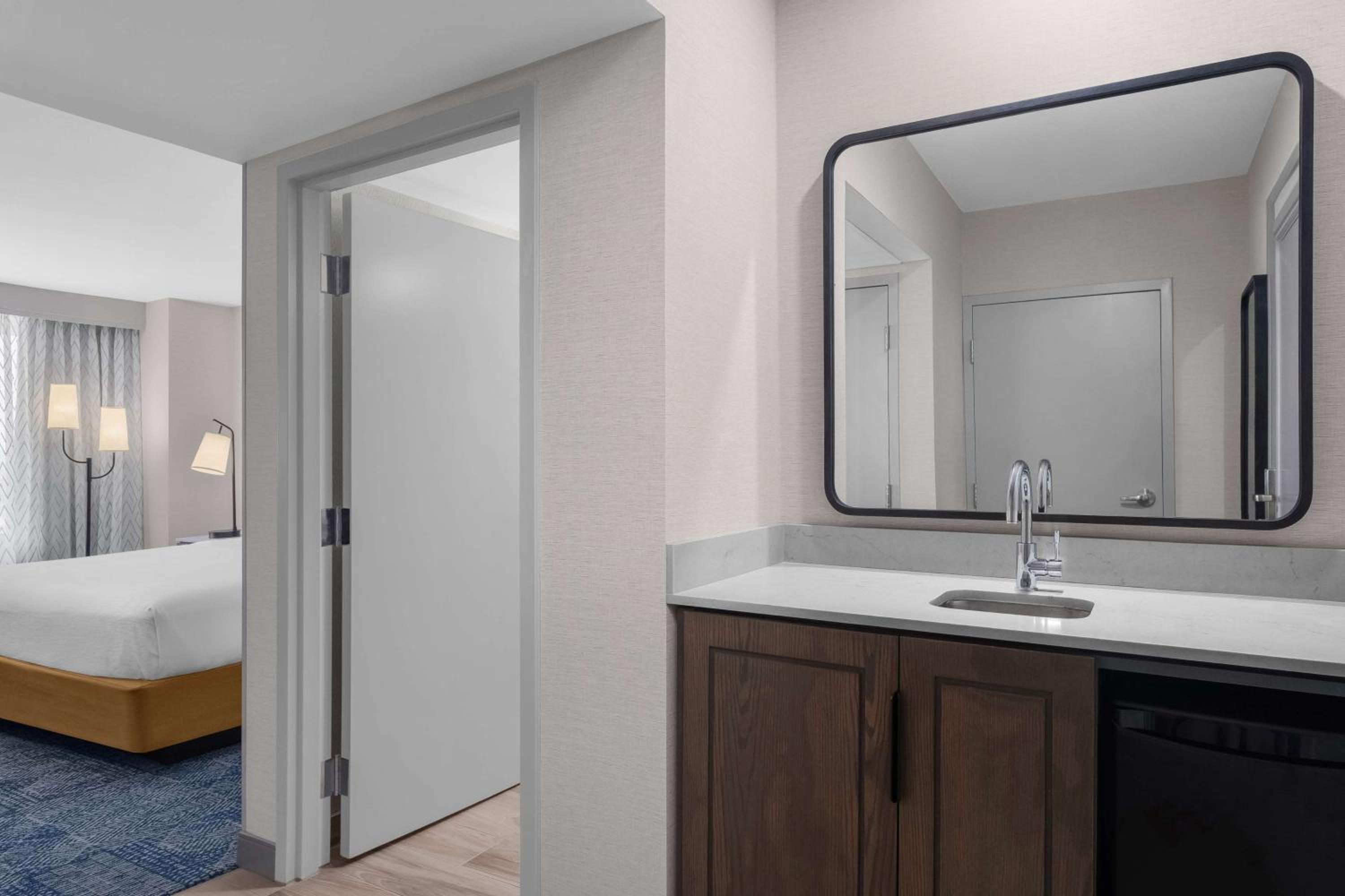 One-Bedroom King Suite with Roll-In Shower - Mobility Access/Non-Smoking - Photo 19