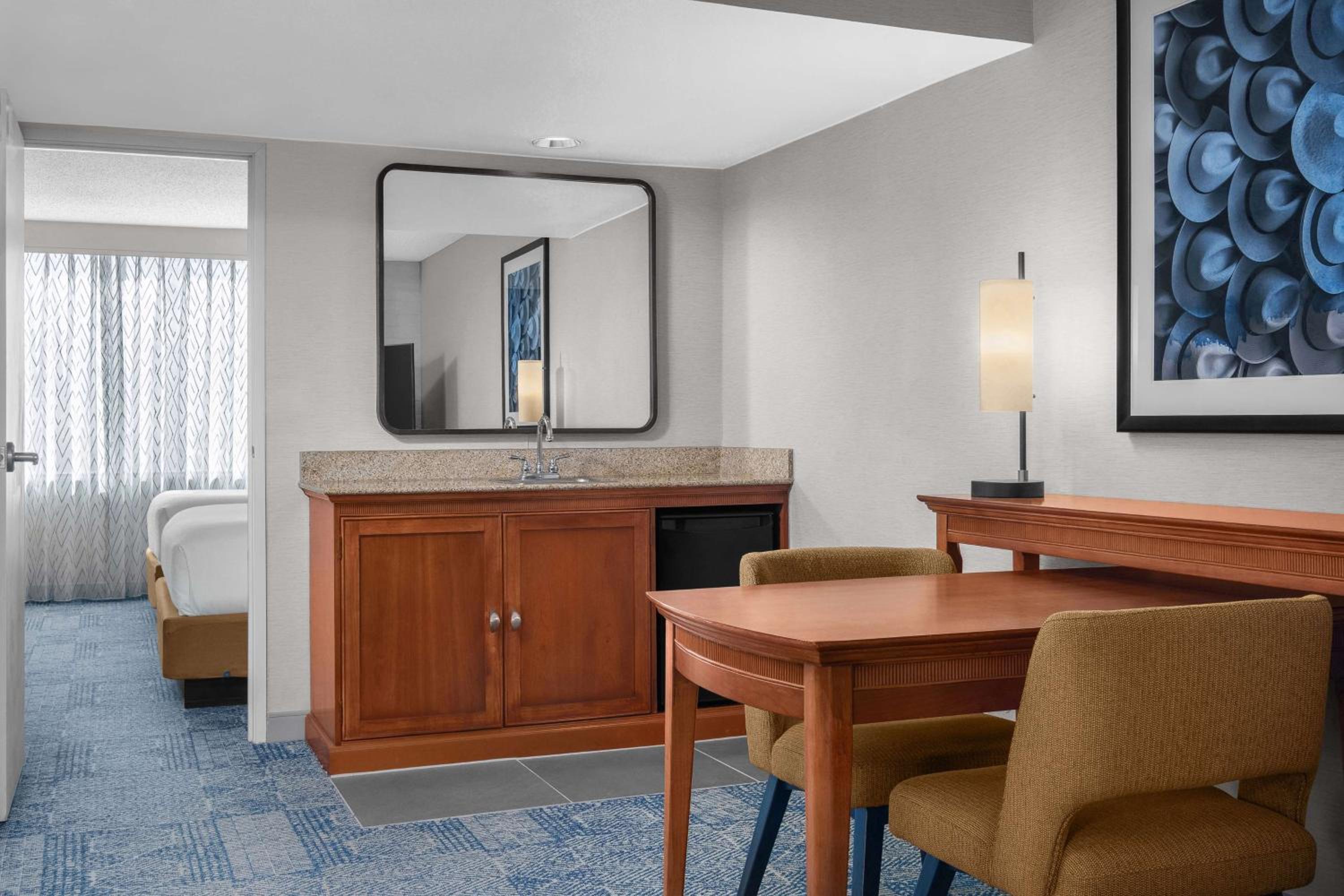 One-Bedroom King Suite with Roll-In Shower - Mobility Access/Non-Smoking - Photo 20