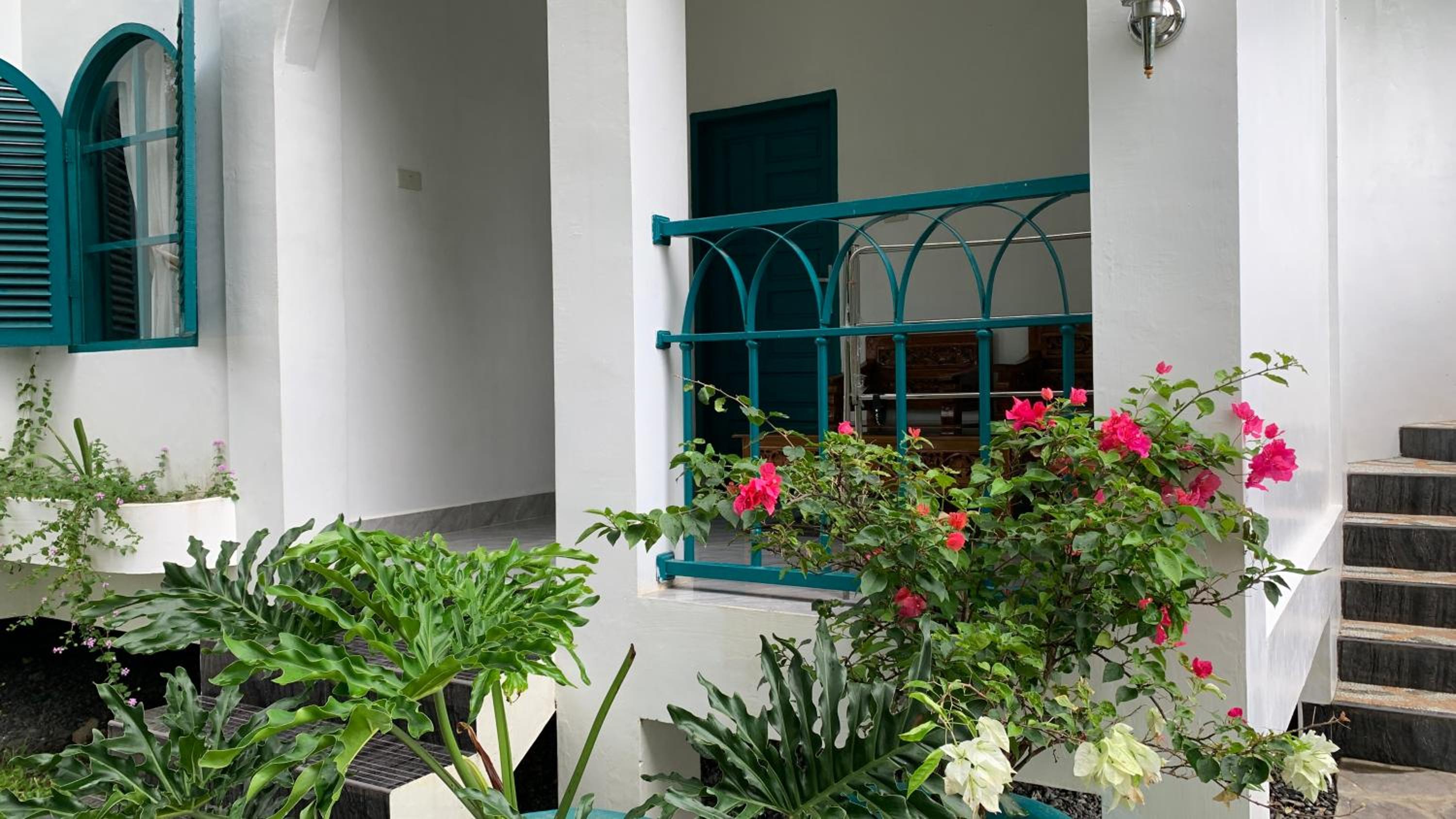 Family Room with Garden View - Photo 2