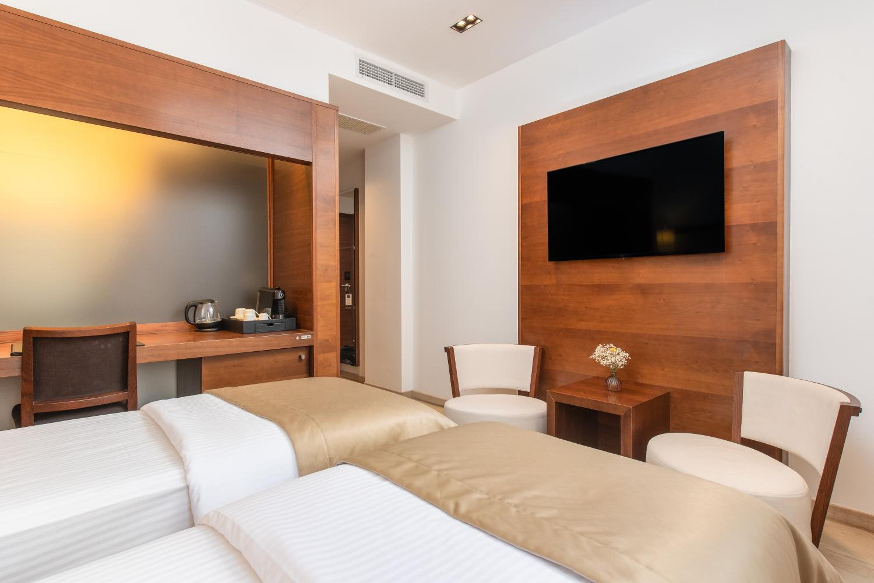 Classic Double or Twin Room - Photo 7