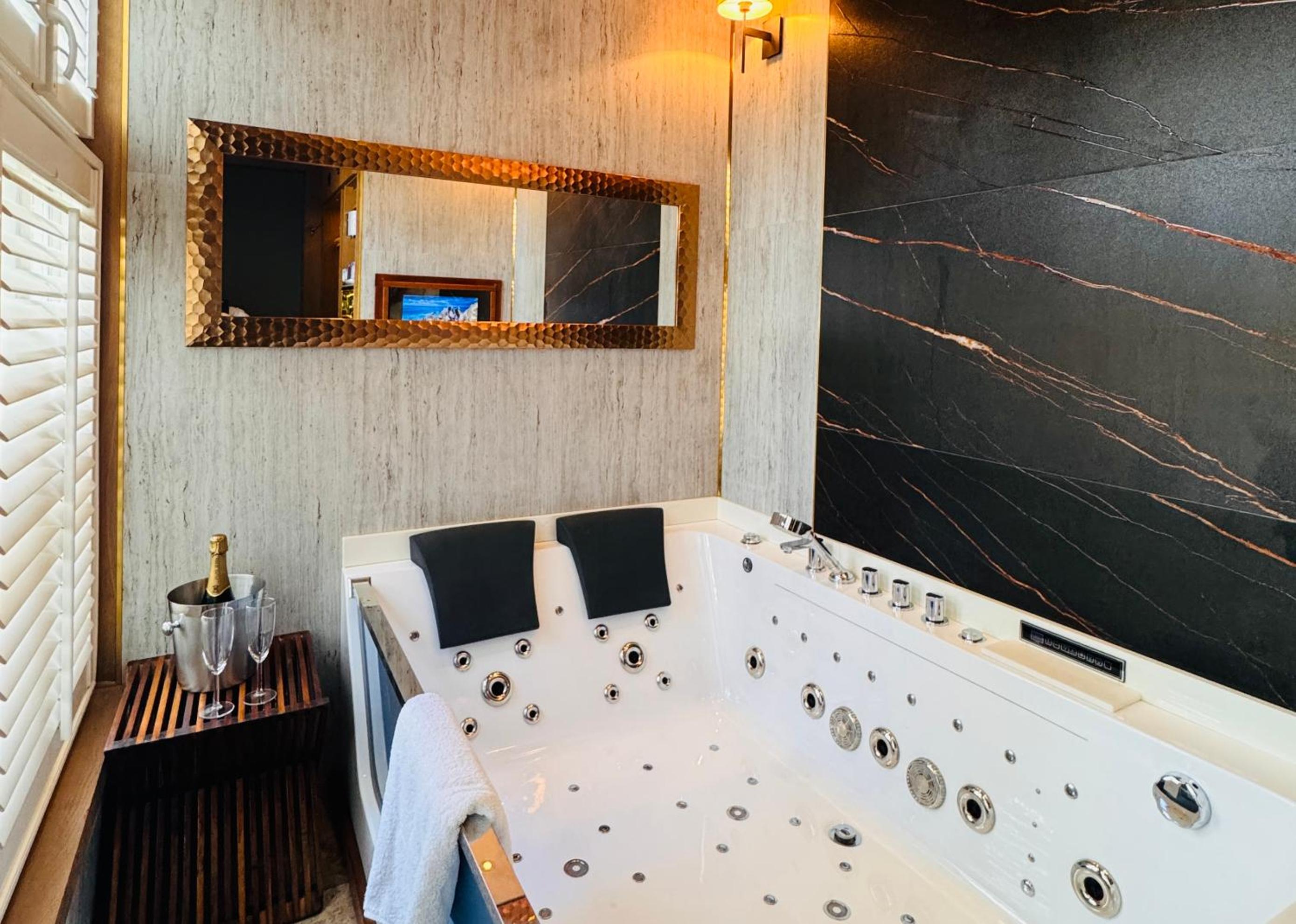 Double Room with Spa Bath - Photo 1
