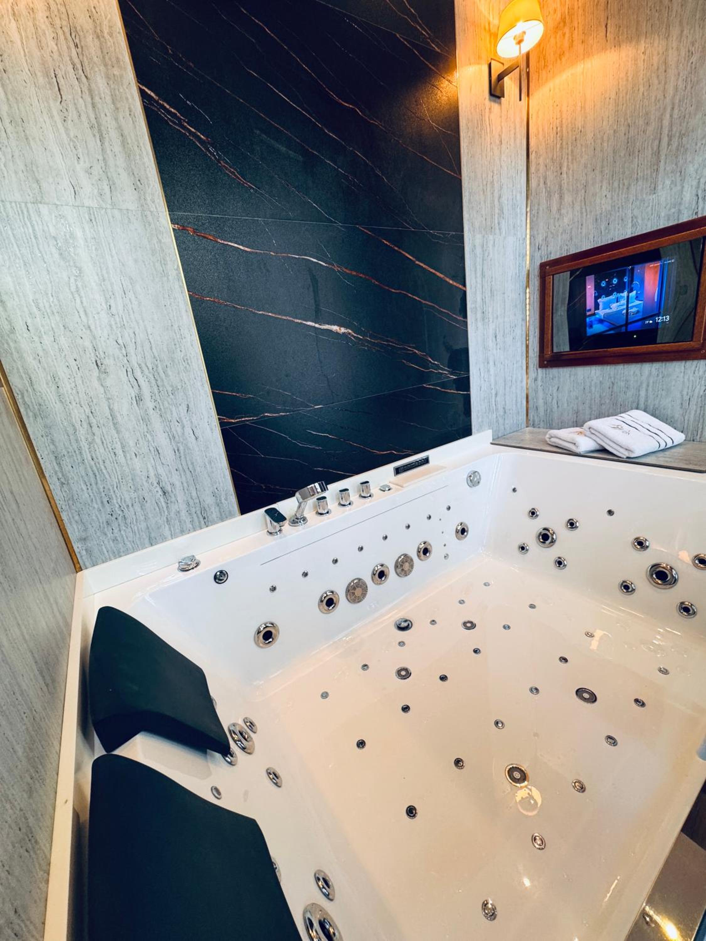 Double Room with Spa Bath - Photo 2