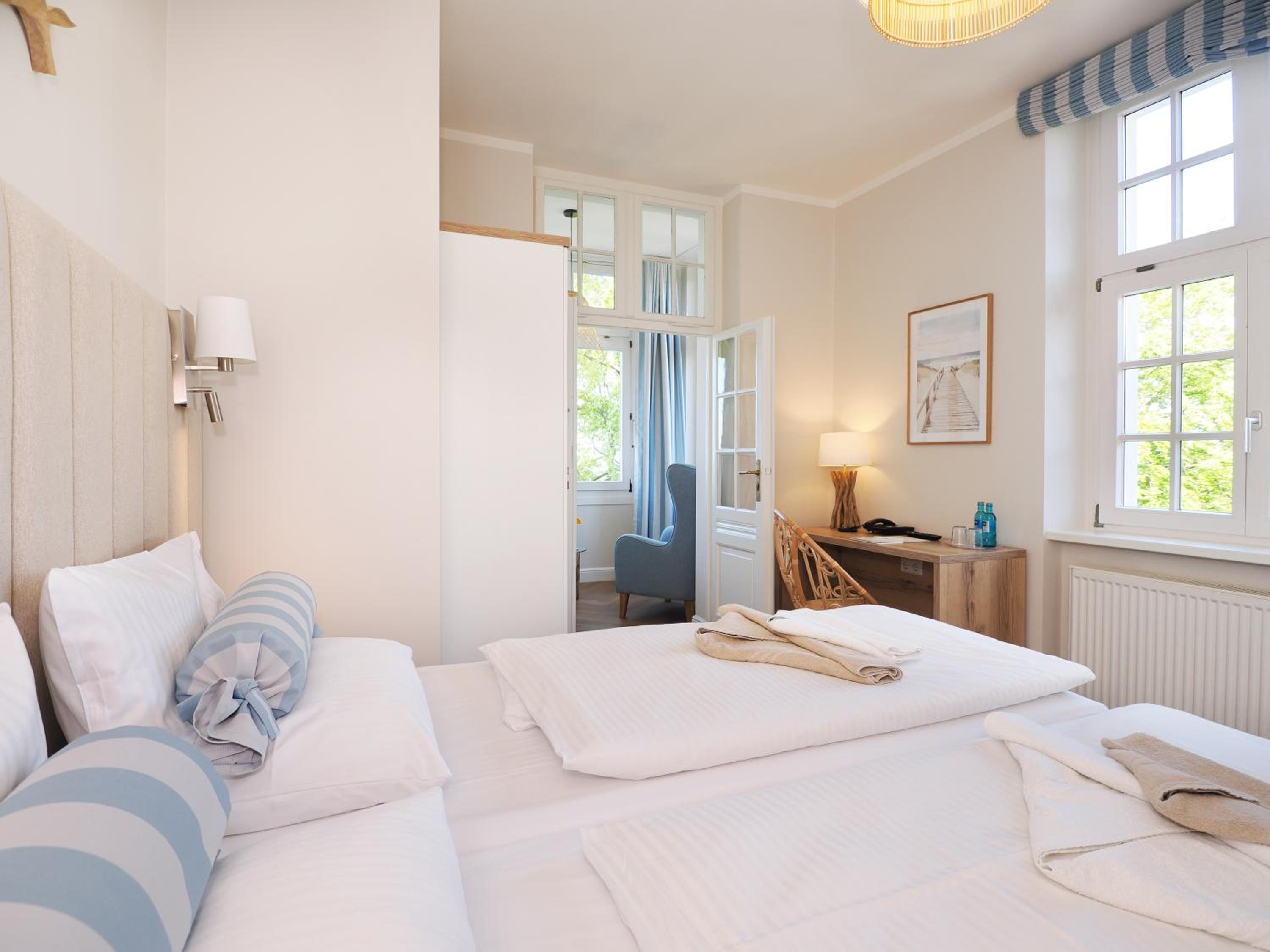 Double Room with Sea View thumbnail 6